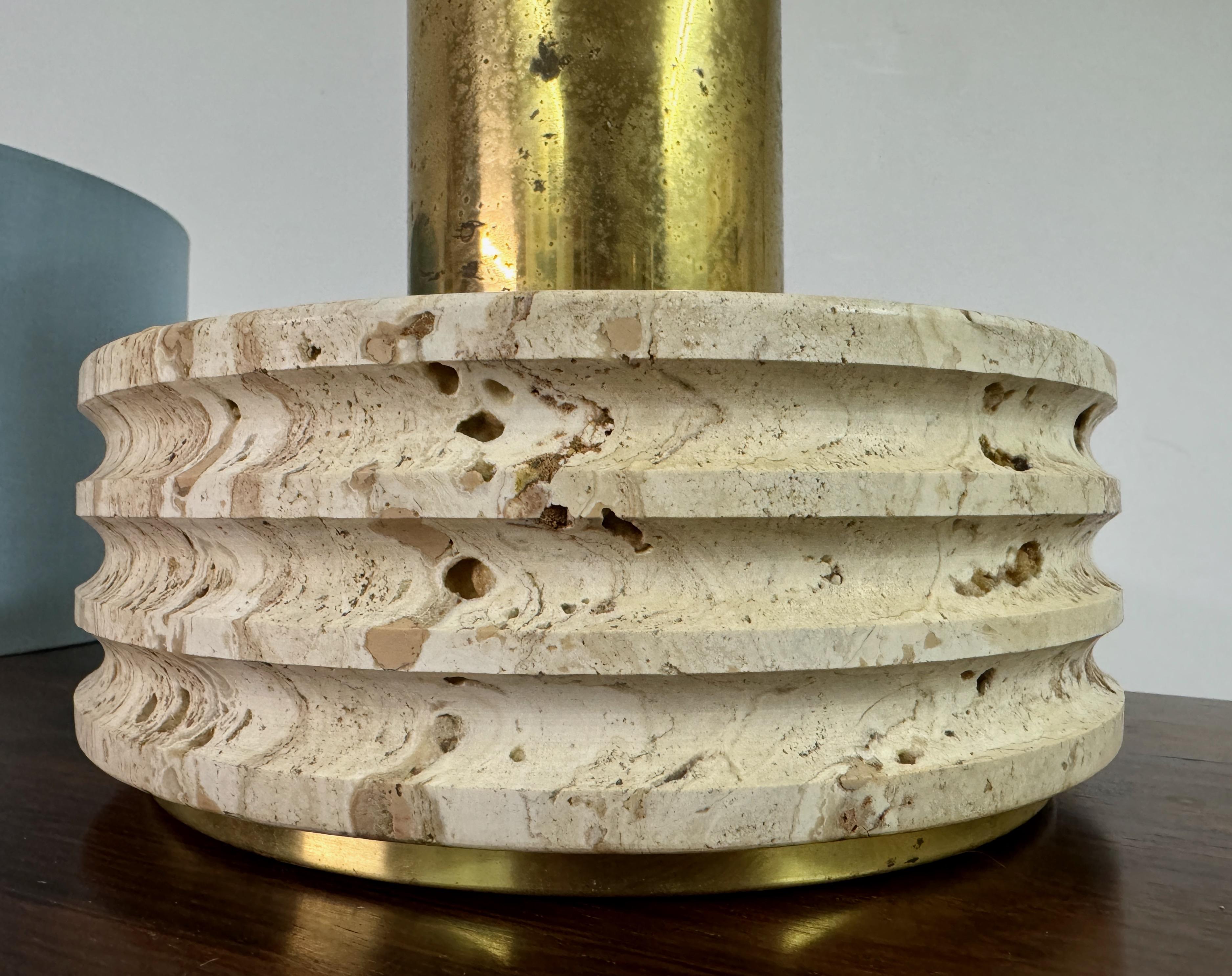 Lámpara de mesa italiana de travertino y latón de los años 70 en venta 2