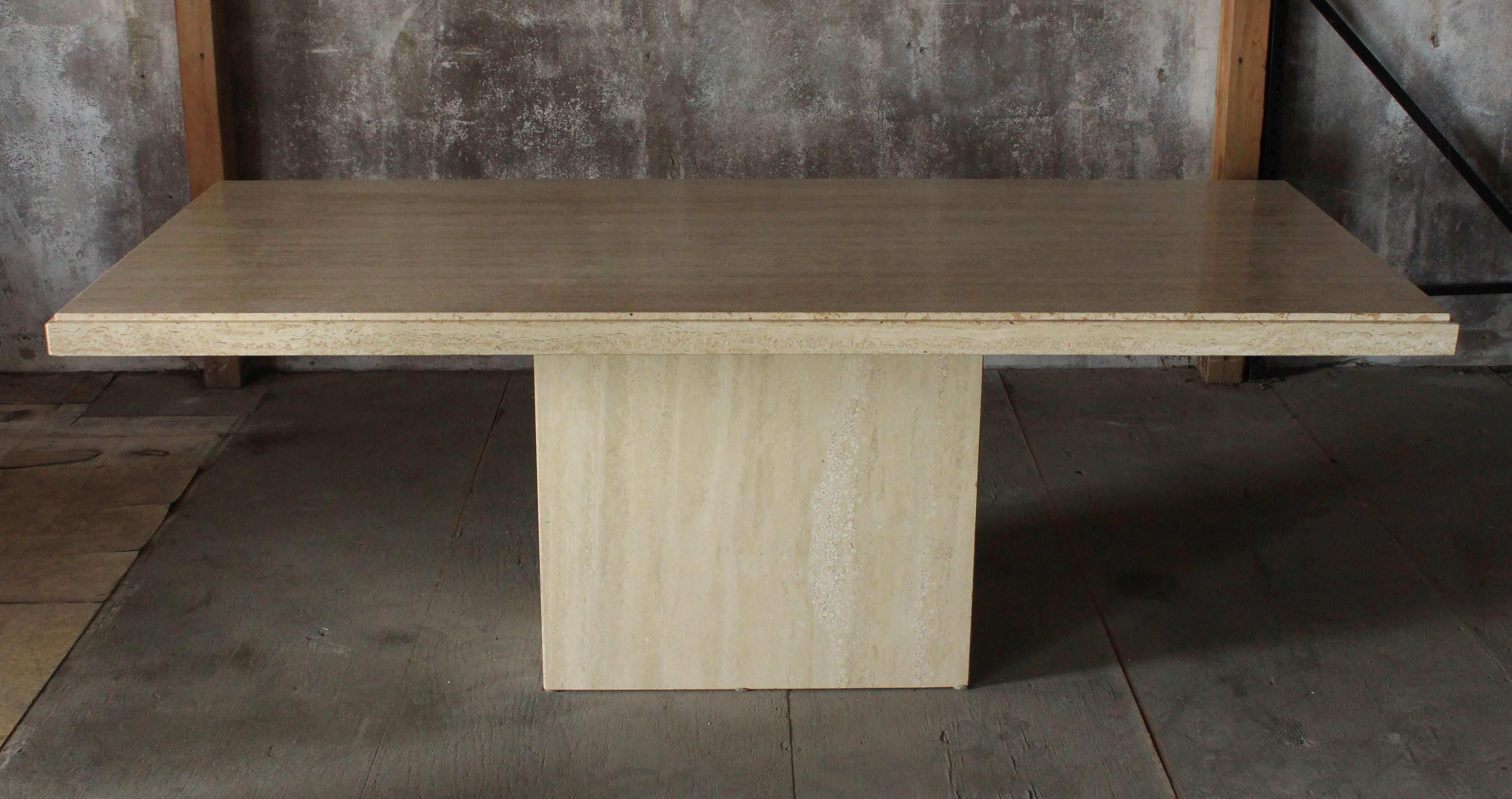 Spesso la semplicità è meglio! Questo elegante tavolo da pranzo rettangolare ce lo dimostra. Marmo travertino riempito e lucidato, con la giusta quantità di attraenti venature naturali. E una finitura brunita a bassa lucentezza ma molto resistente.