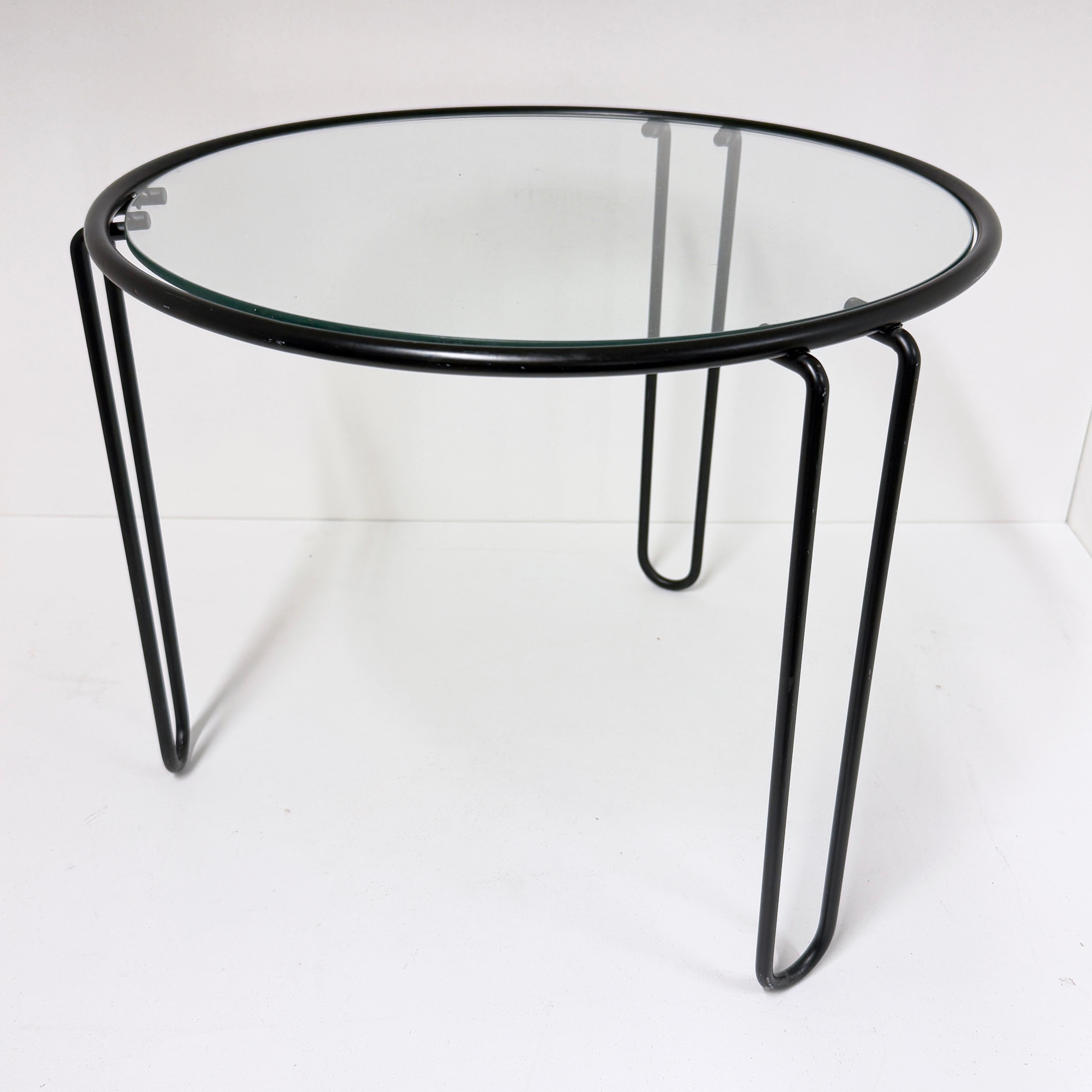 Table à café / table d'appoint italienne des années 1970. Structure en acier tubulaire noir avec plateau en verre transparent. Design/One simple et contemporain qui s'intègre parfaitement à la plupart des styles d'intérieur.
En très bon état, avec
