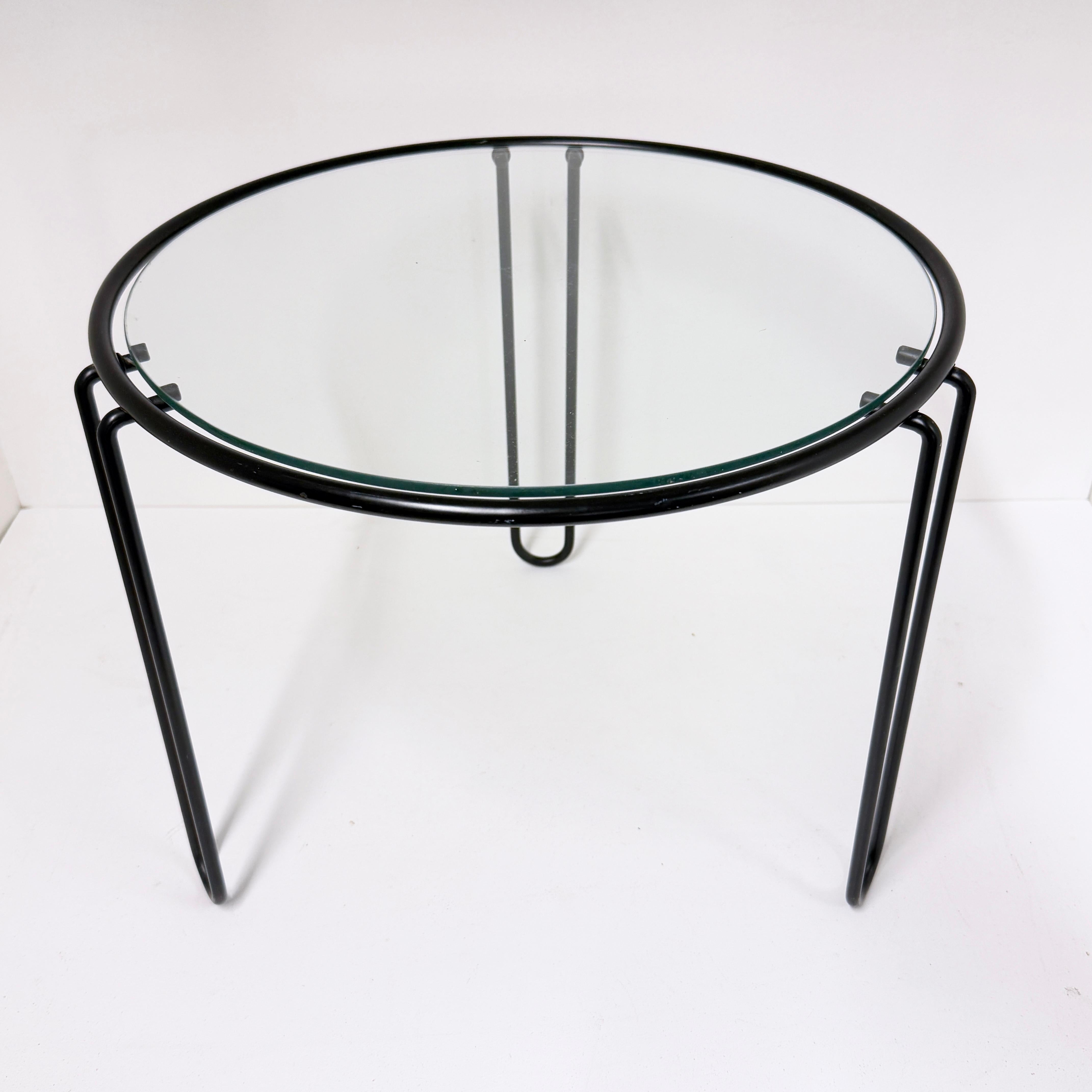 Ère spatiale Table basse / d'appoint italienne en acier tubulaire et verre des années 1970 en vente