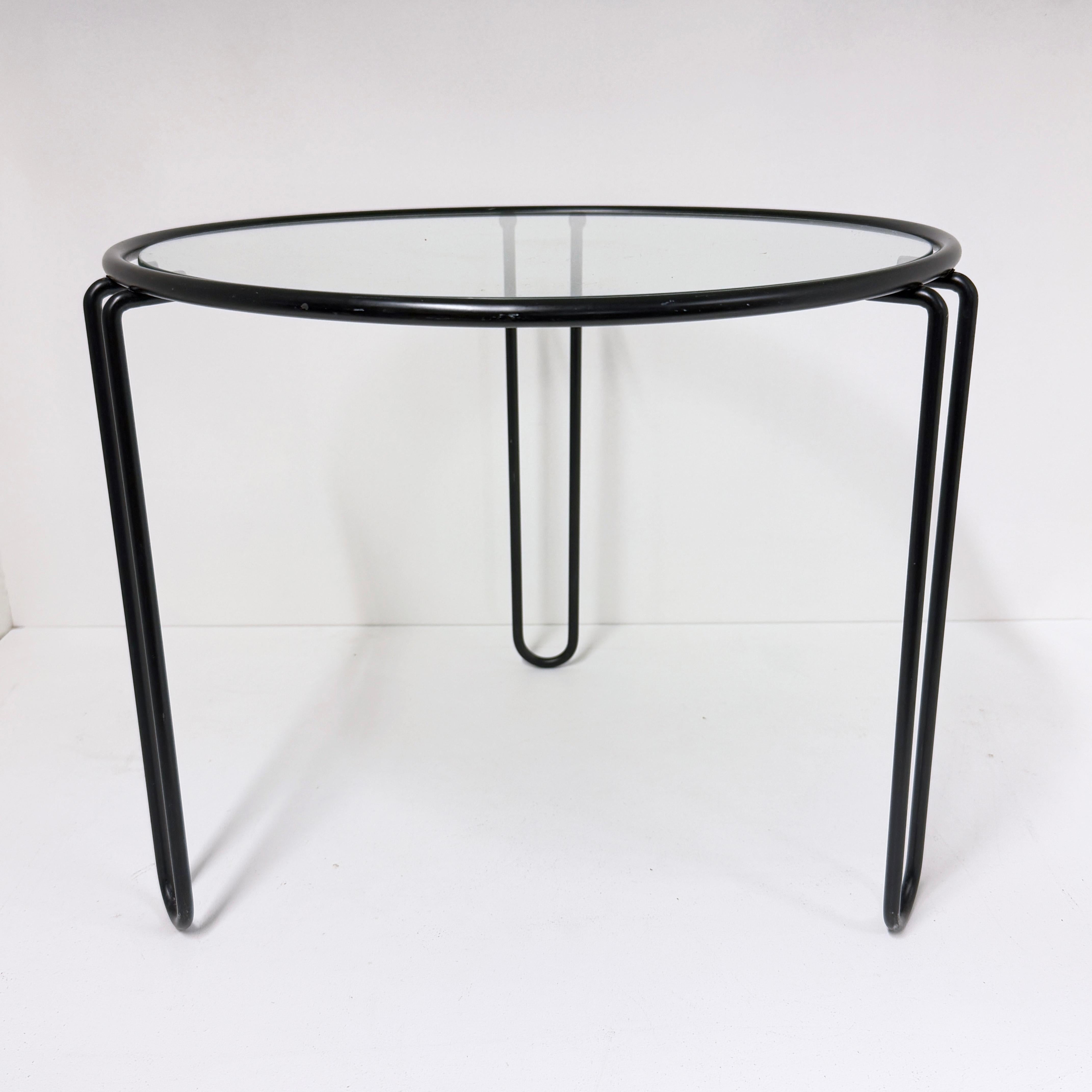 Table basse / d'appoint italienne en acier tubulaire et verre des années 1970 Bon état - En vente à Bern, CH