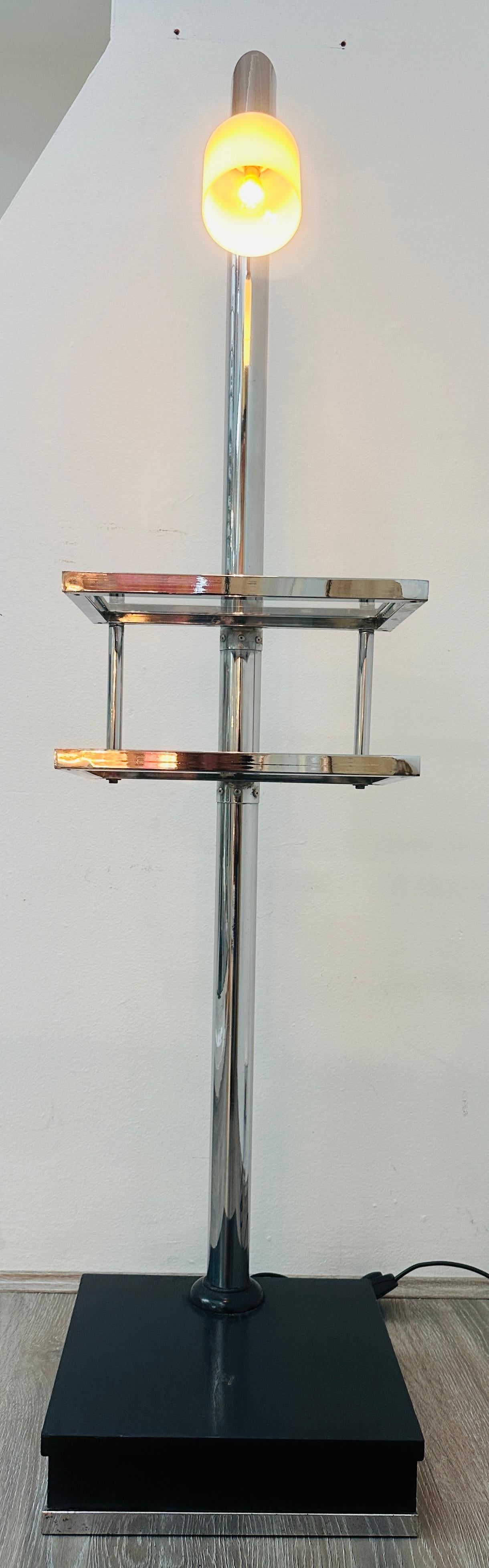 Lampada da terra italiana anni '70 a due ripiani in vetro trasparente e metallo cromato con paralume angolato in vendita 2
