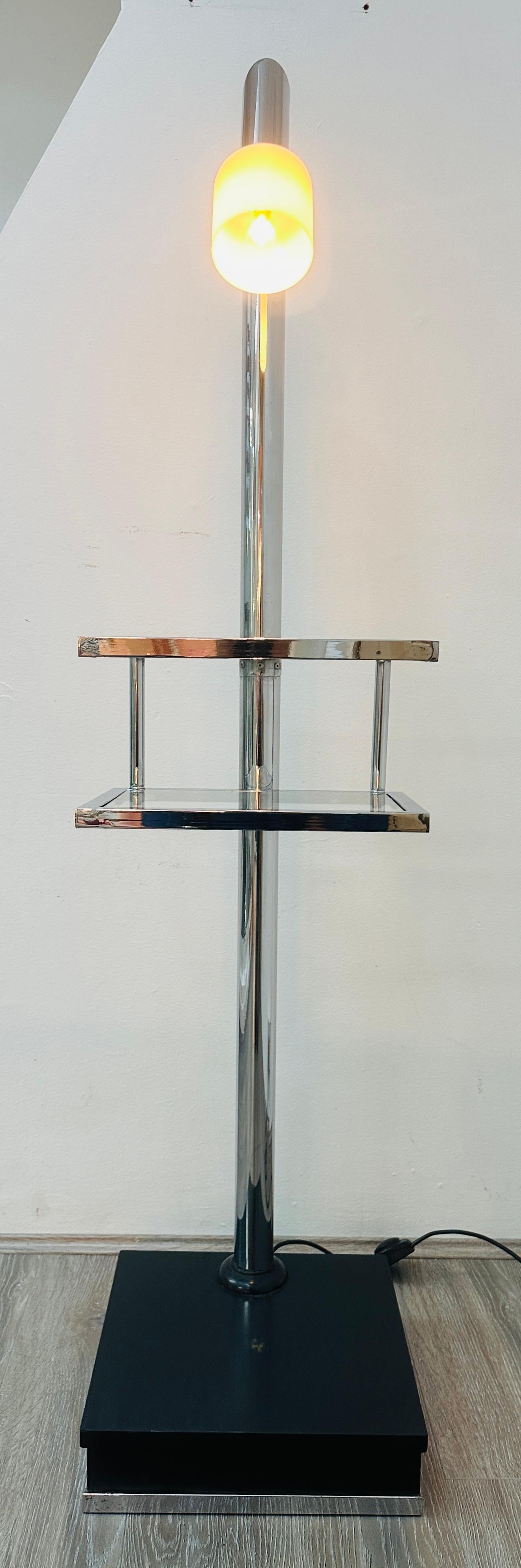 Lampada da terra italiana anni '70 a due ripiani in vetro trasparente e metallo cromato con paralume angolato in vendita 3