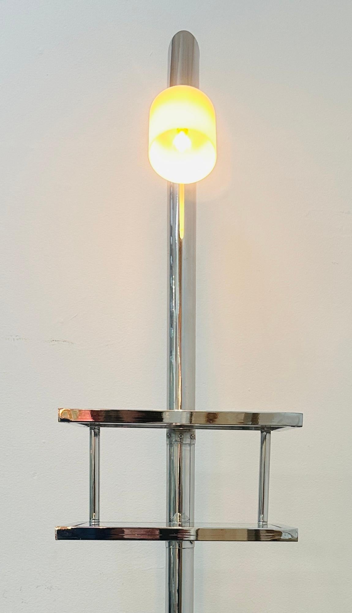 Lampada da terra italiana anni '70 a due ripiani in vetro trasparente e metallo cromato con paralume angolato in vendita 4