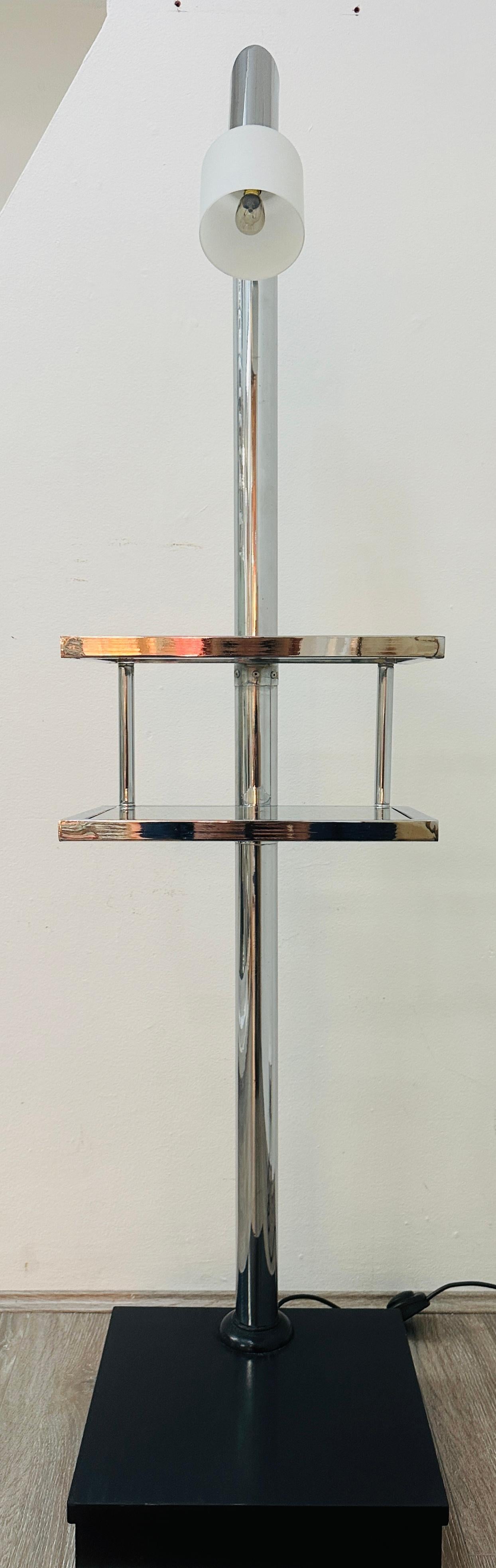 Lampada da terra italiana anni '70 a due ripiani in vetro trasparente e metallo cromato con paralume angolato in vendita 5
