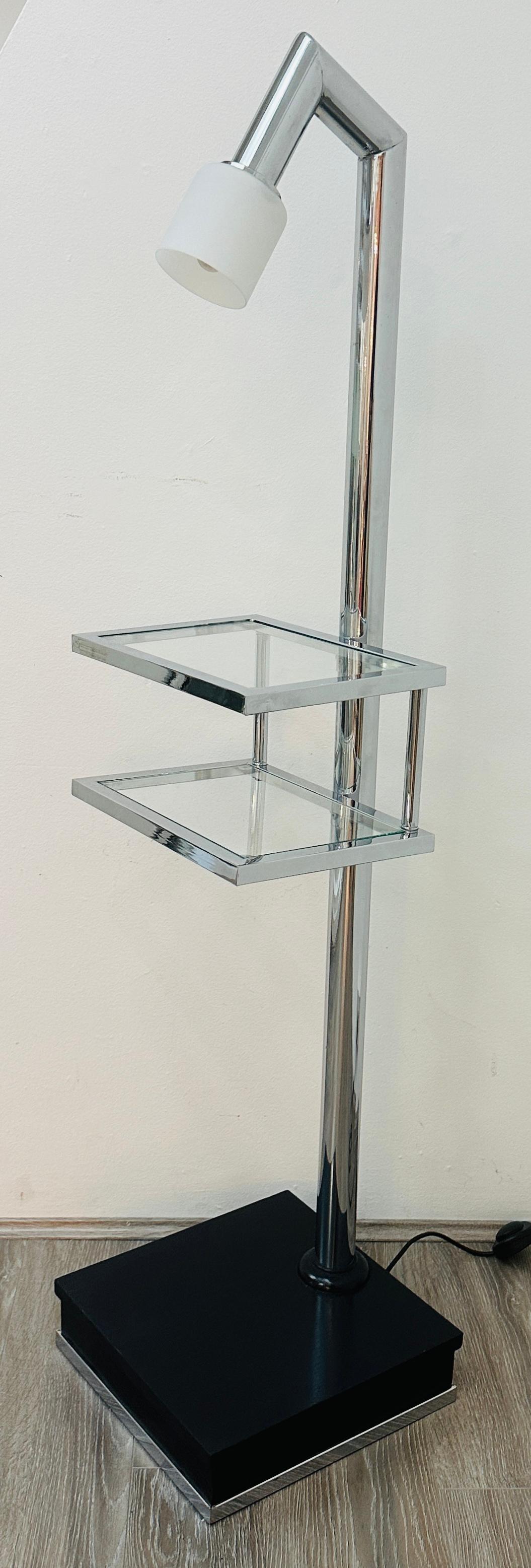 Lampada da terra italiana anni '70 a due ripiani in vetro trasparente e metallo cromato con paralume angolato in vendita 6
