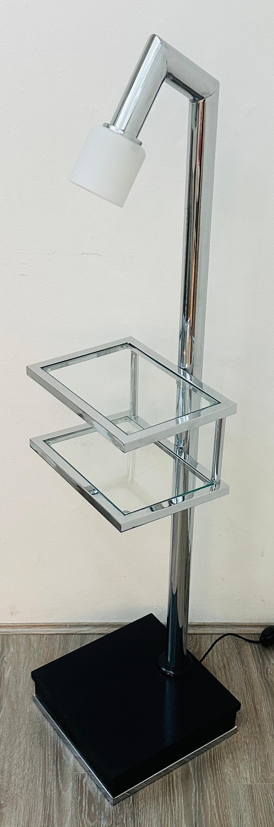 Lampada da terra italiana anni '70 a due ripiani in vetro trasparente e metallo cromato con paralume angolato in vendita 7