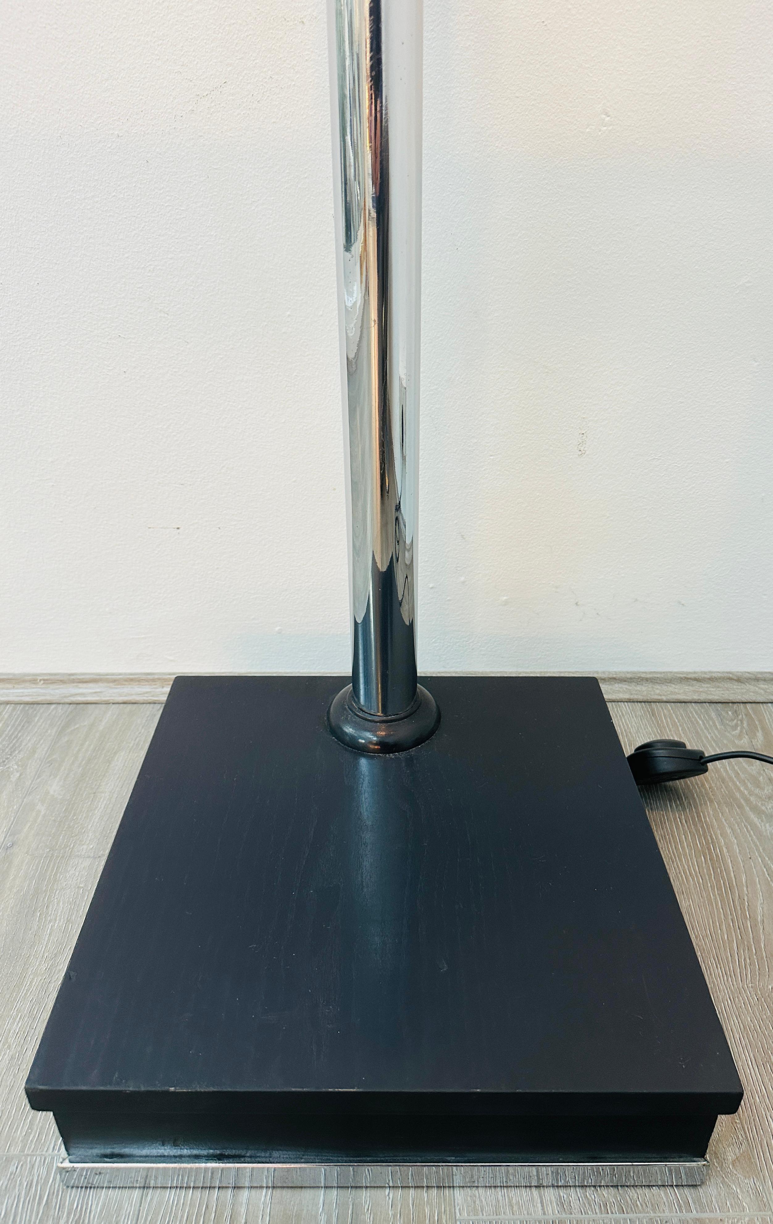 Lampada da terra italiana anni '70 a due ripiani in vetro trasparente e metallo cromato con paralume angolato in vendita 10