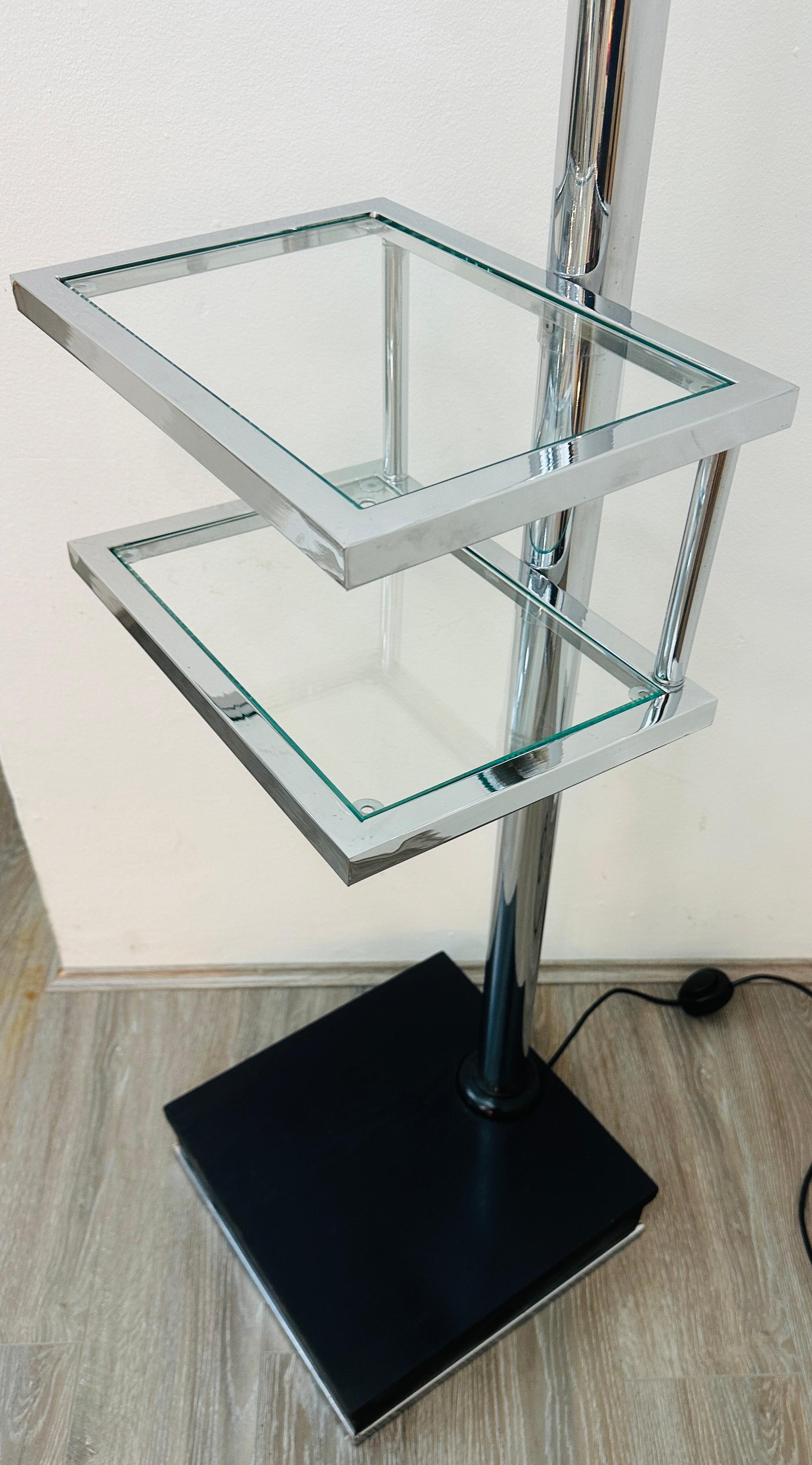 Lampada da terra italiana anni '70 a due ripiani in vetro trasparente e metallo cromato con paralume angolato in vendita 11