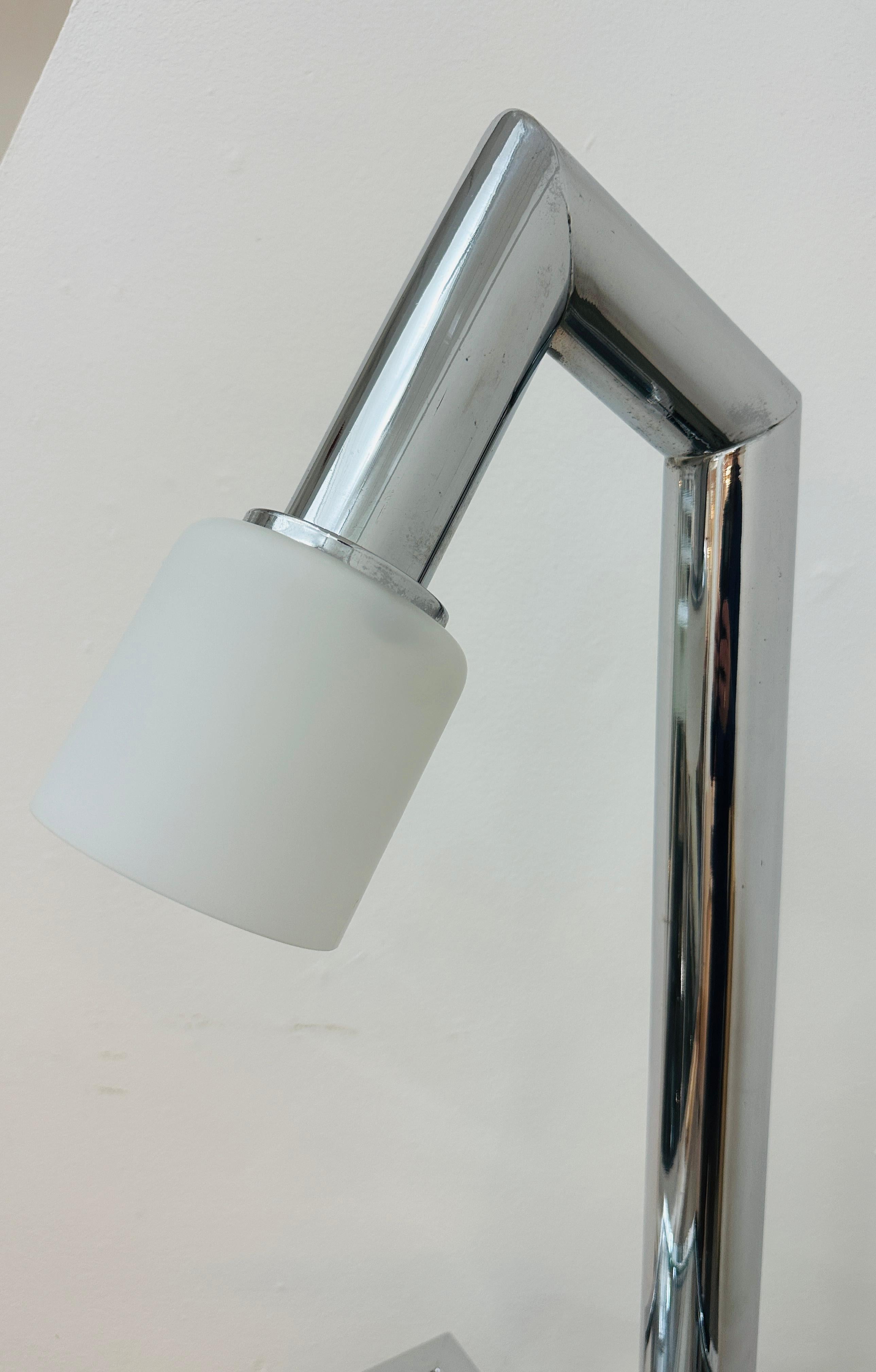 Lampada da terra italiana anni '70 a due ripiani in vetro trasparente e metallo cromato con paralume angolato in vendita 12