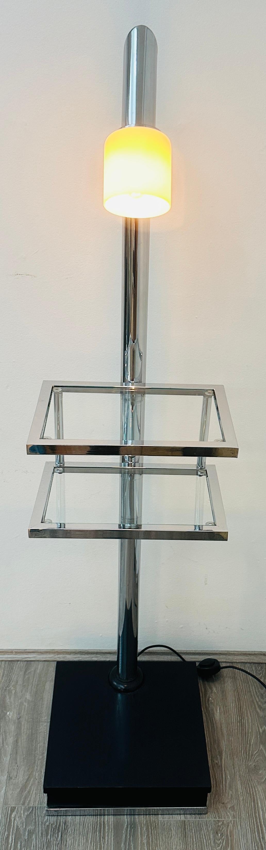 Space Age Lampada da terra italiana anni '70 a due ripiani in vetro trasparente e metallo cromato con paralume angolato in vendita