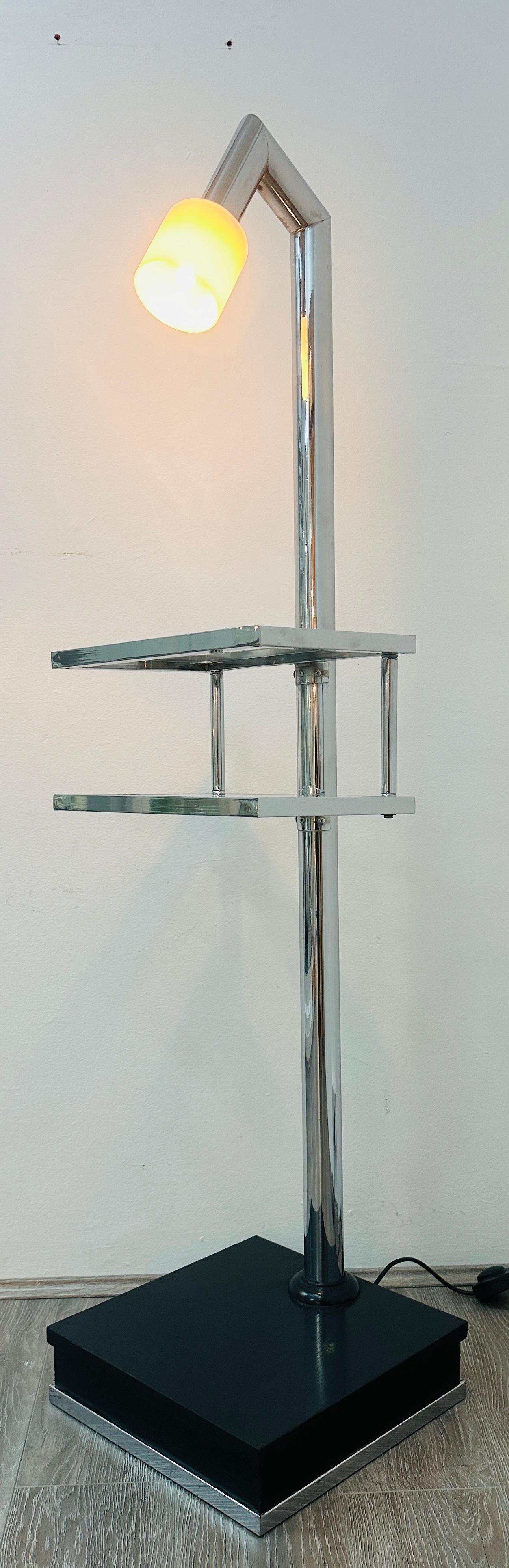 Italiano Lampada da terra italiana anni '70 a due ripiani in vetro trasparente e metallo cromato con paralume angolato in vendita