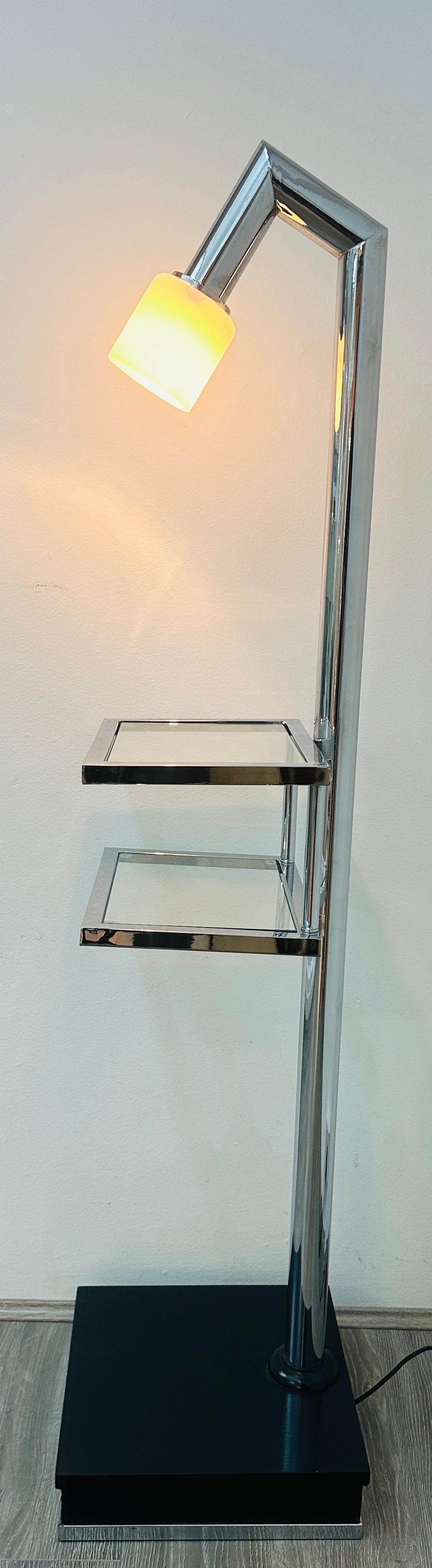 Laccato Lampada da terra italiana anni '70 a due ripiani in vetro trasparente e metallo cromato con paralume angolato in vendita