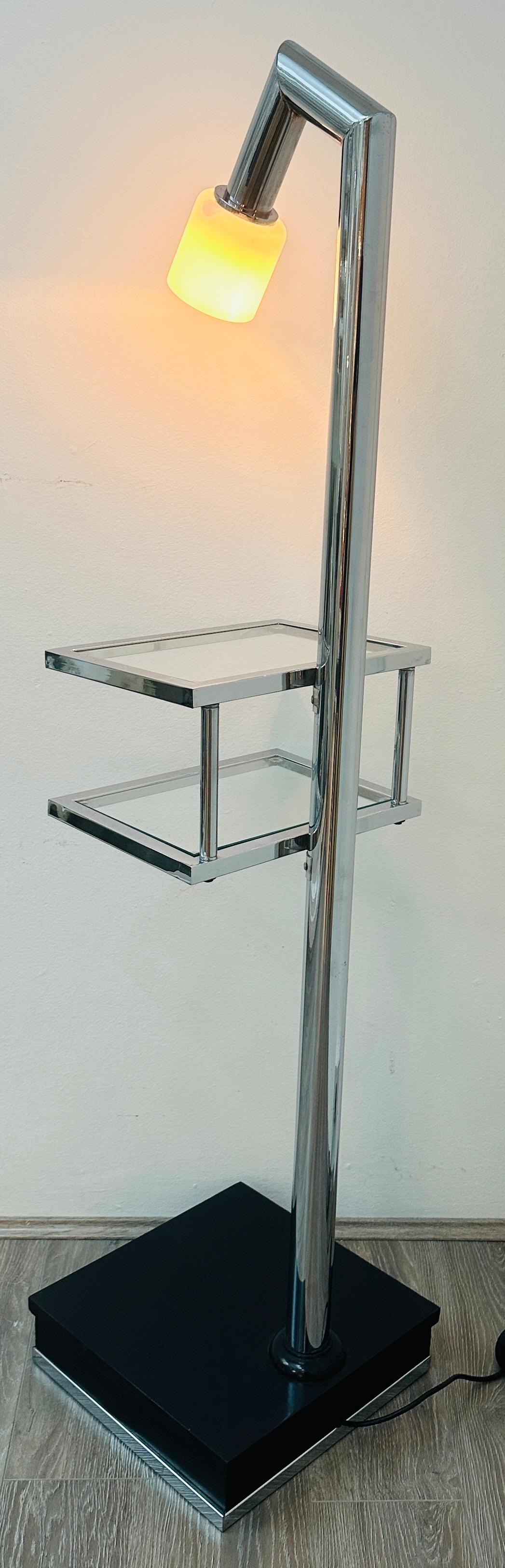 Lampada da terra italiana anni '70 a due ripiani in vetro trasparente e metallo cromato con paralume angolato In condizioni buone in vendita a London, GB