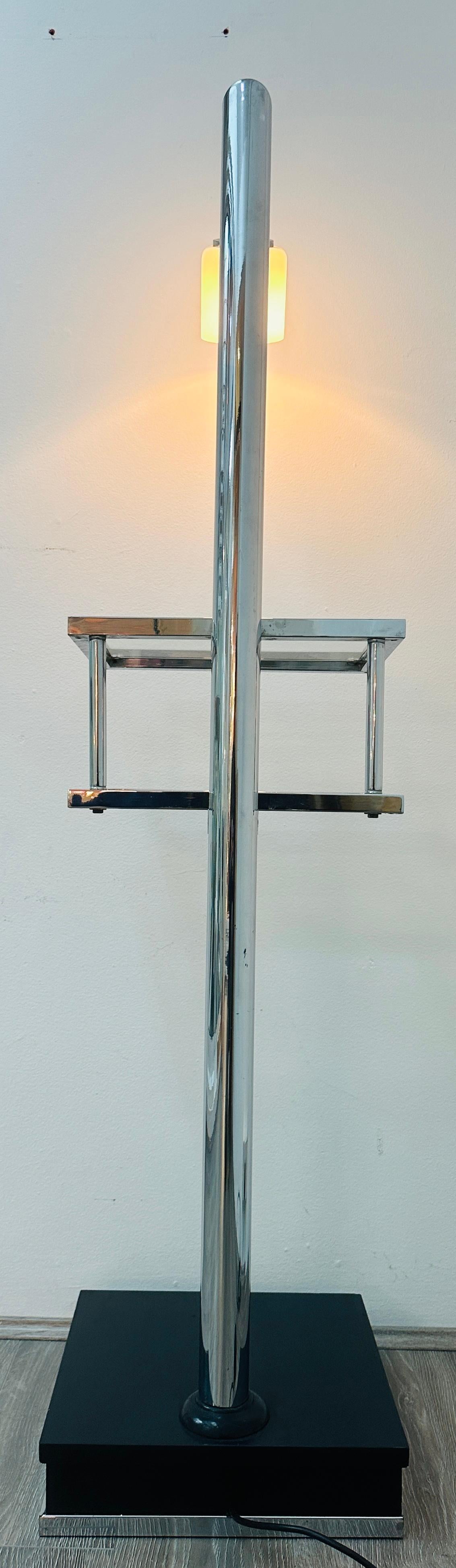 Metallo Lampada da terra italiana anni '70 a due ripiani in vetro trasparente e metallo cromato con paralume angolato in vendita
