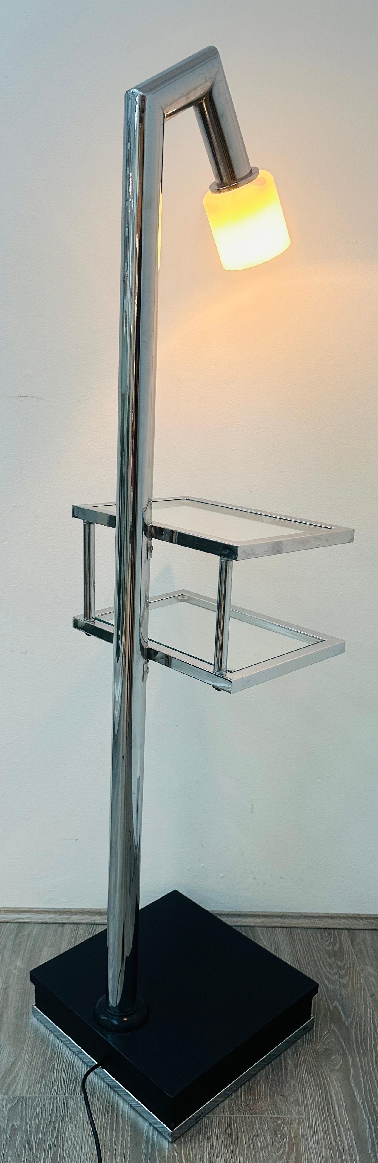 Lampada da terra italiana anni '70 a due ripiani in vetro trasparente e metallo cromato con paralume angolato in vendita 1