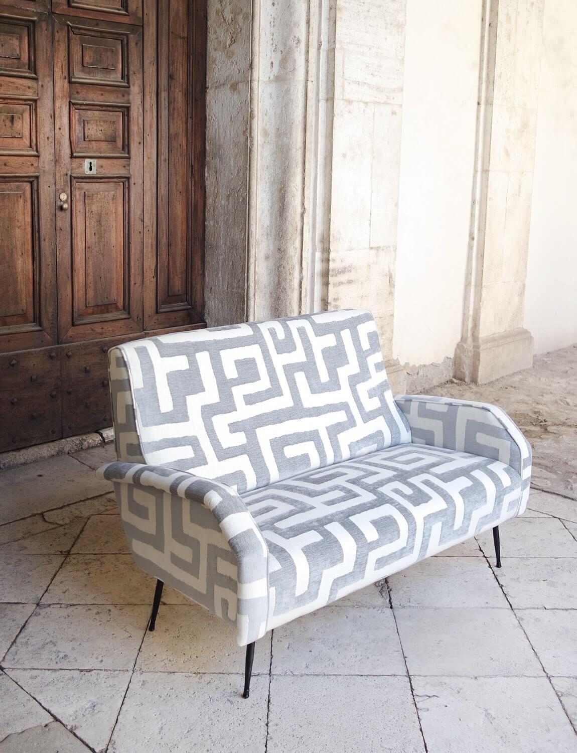Ein äußerst elegantes zweisitziges italienisches Sofa aus den 1970er Jahren, das wir mit dem grauen und cremefarbenen Woll- und Seidenstoff Dedar neu gepolstert haben. Das Sofa wurde auf einem Markt in Pisa gefunden und von Giorgio und Paolo,