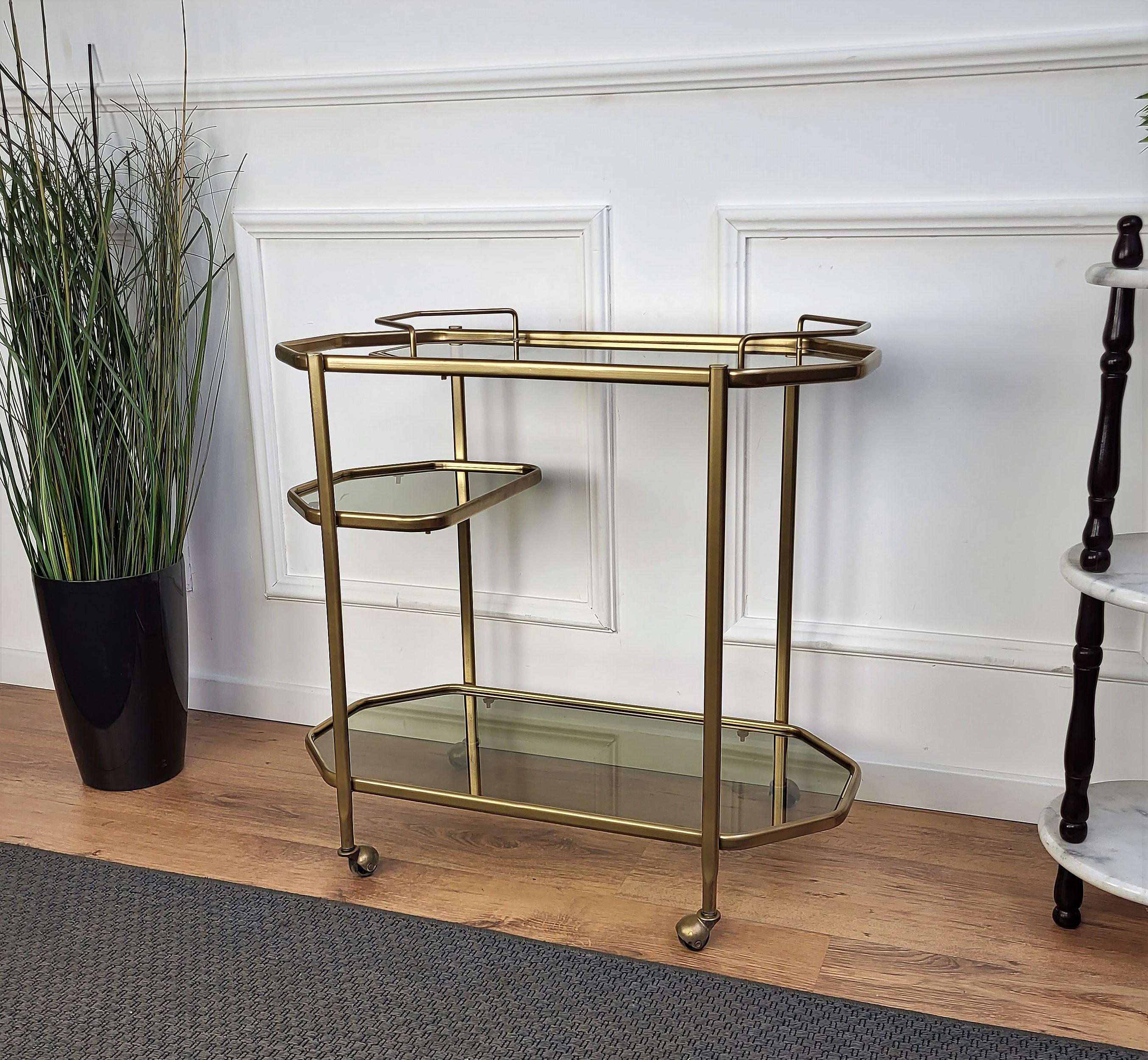 1970s Italian Two-Tier Brass Glass Octagonal Bar Cart with Removable Top Tray In Good Condition For Sale In Carimate, Como
