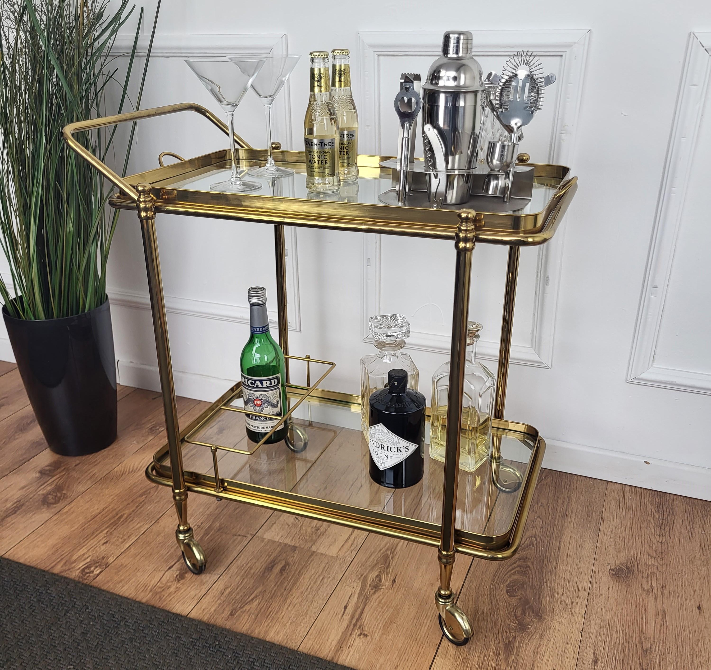 1970s Italian Two-Tier Gilt Brass Glass Bar Cart with Removable Top Tray In Good Condition In Carimate, Como