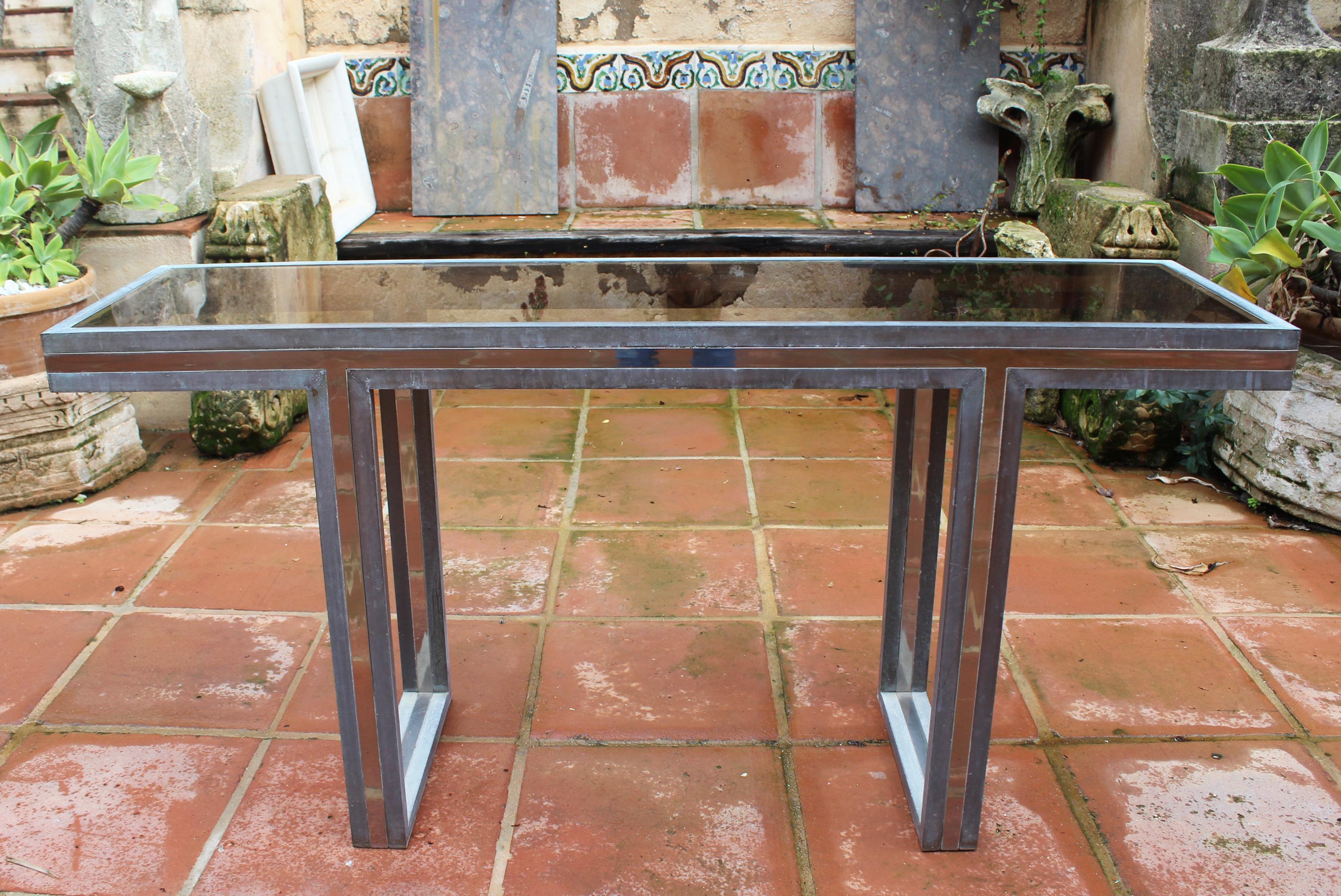 1970s Italian Two-Tone Brass Console Table with Period Smoked Glass Top In Good Condition In Marbella, ES