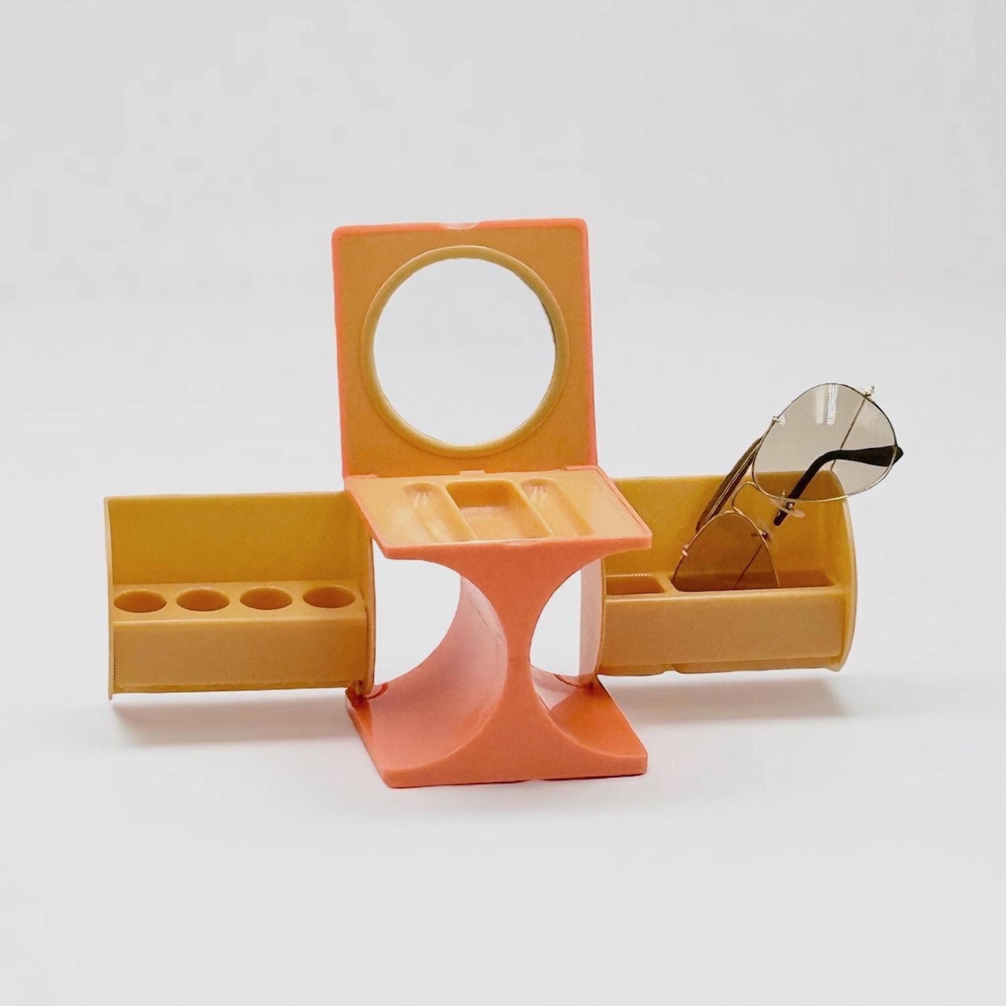 Ère spatiale Coffret de toilette italien des années 1970 - Cube en plastique Space AGE avec miroir et rangement en vente