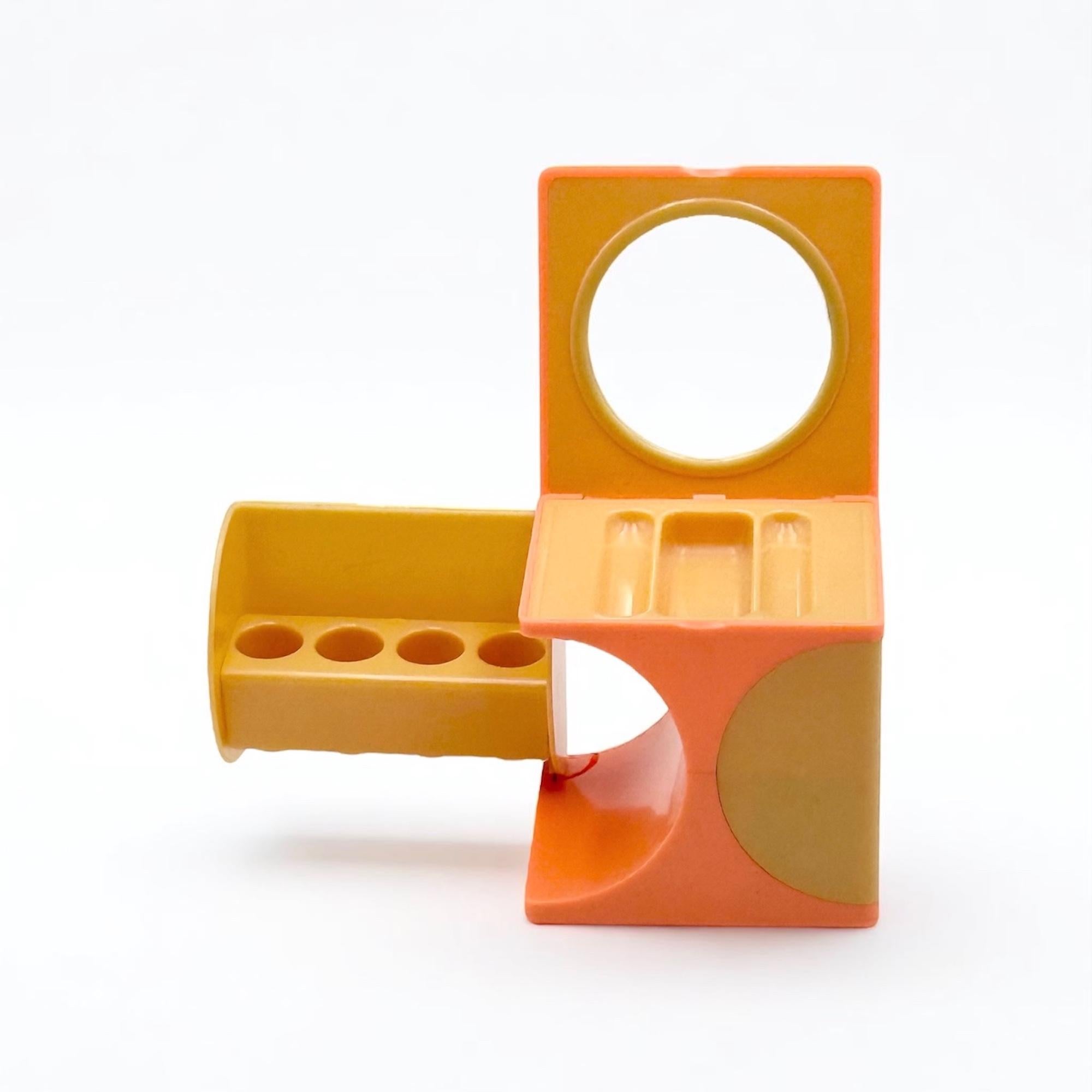 Hong Kong Coffret de toilette italien des années 1970 - Cube en plastique Space AGE avec miroir et rangement en vente