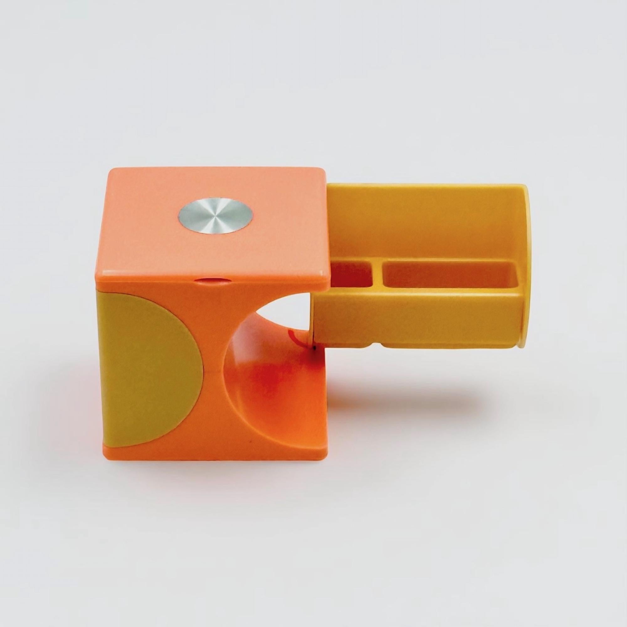 Coffret de toilette italien des années 1970 - Cube en plastique Space AGE avec miroir et rangement Bon état - En vente à San Benedetto Del Tronto, IT