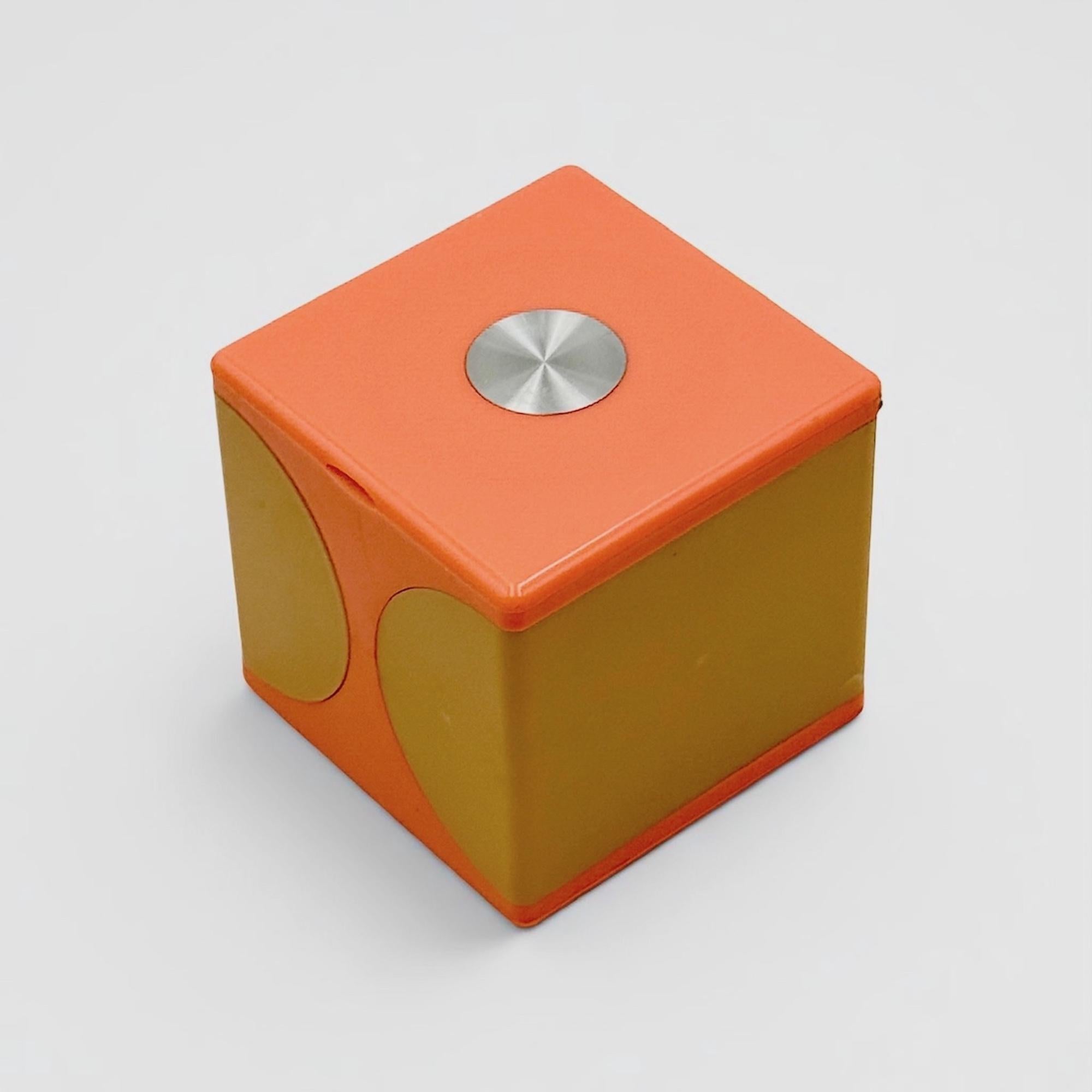 Fin du 20e siècle Coffret de toilette italien des années 1970 - Cube en plastique Space AGE avec miroir et rangement en vente
