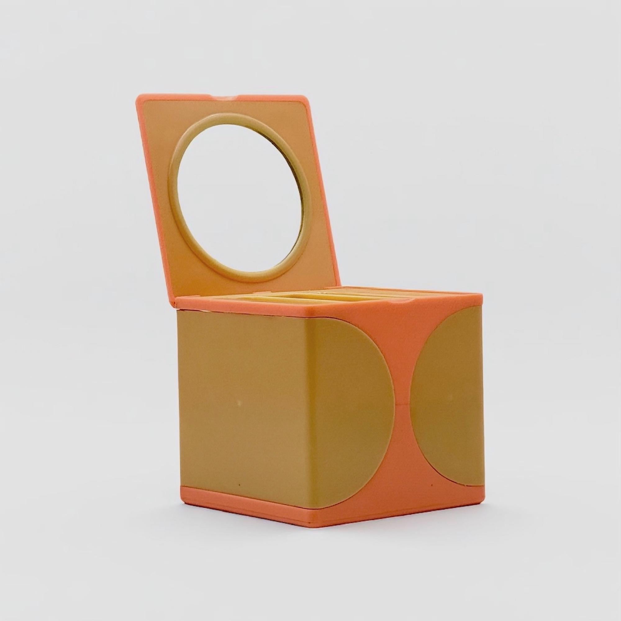 Coffret de toilette italien des années 1970 - Cube en plastique Space AGE avec miroir et rangement en vente 1