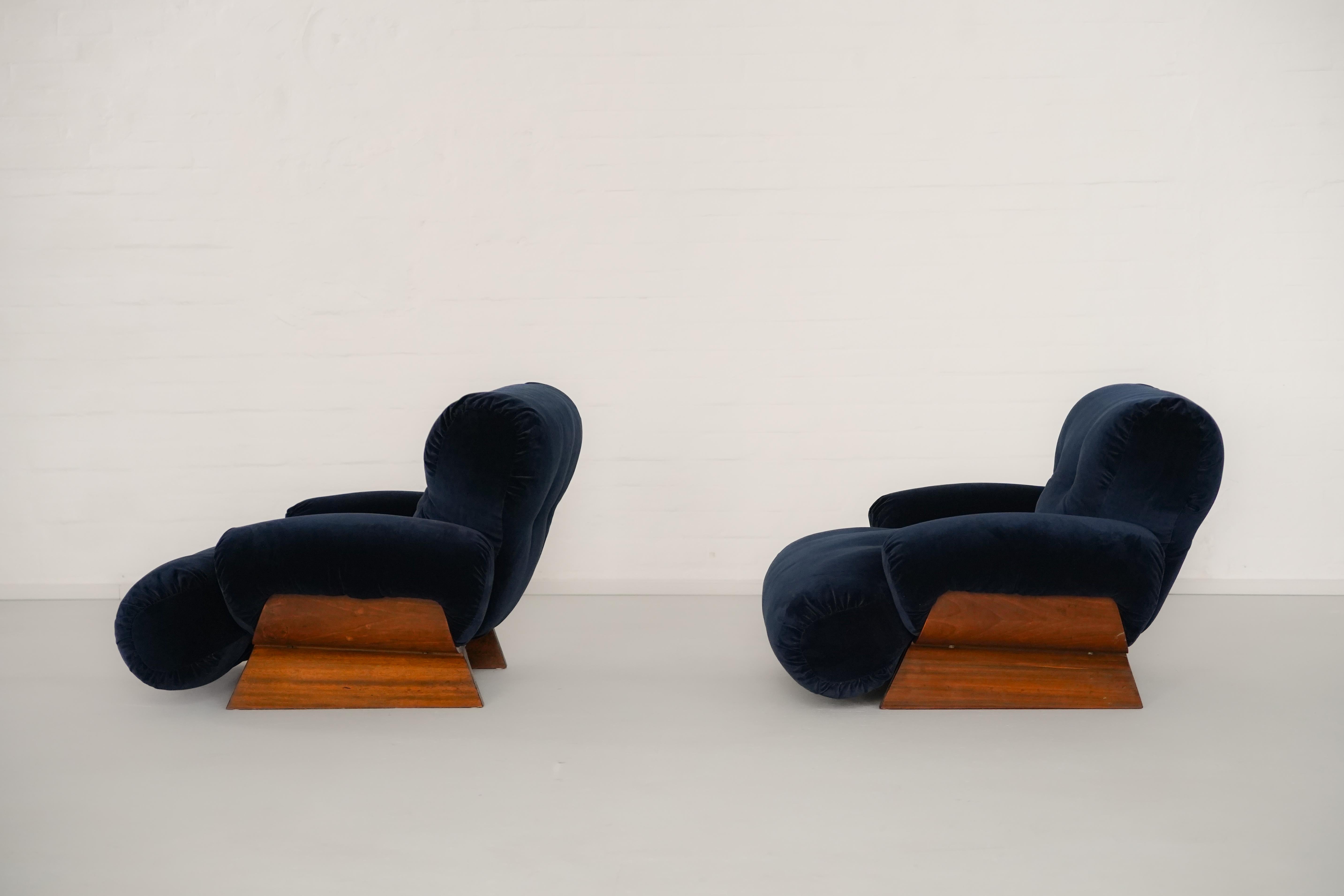 Sillones italianos de terciopelo de los años 70 Moderno de mediados de siglo en venta
