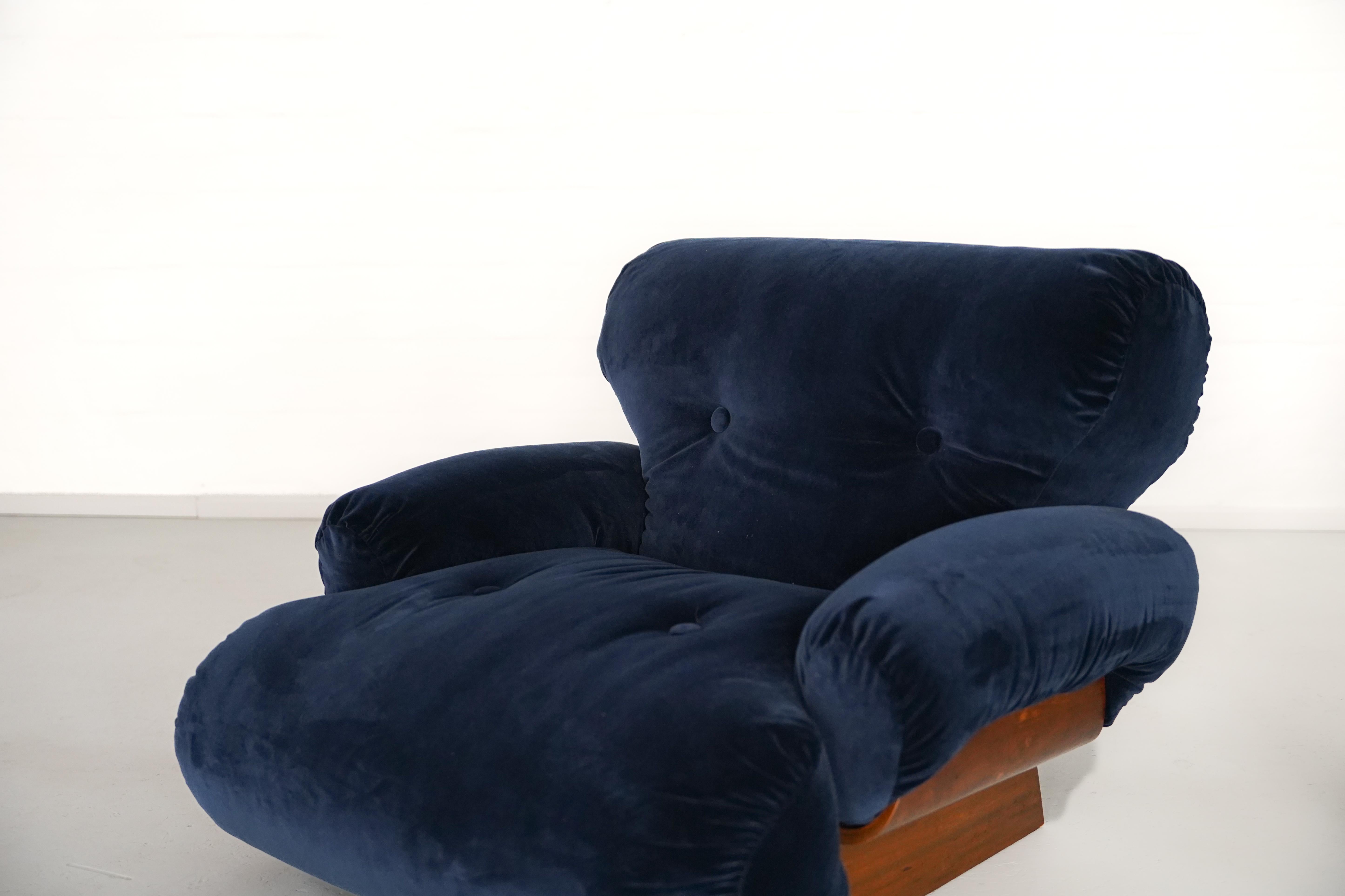 Sillones italianos de terciopelo de los años 70 finales del siglo XX en venta