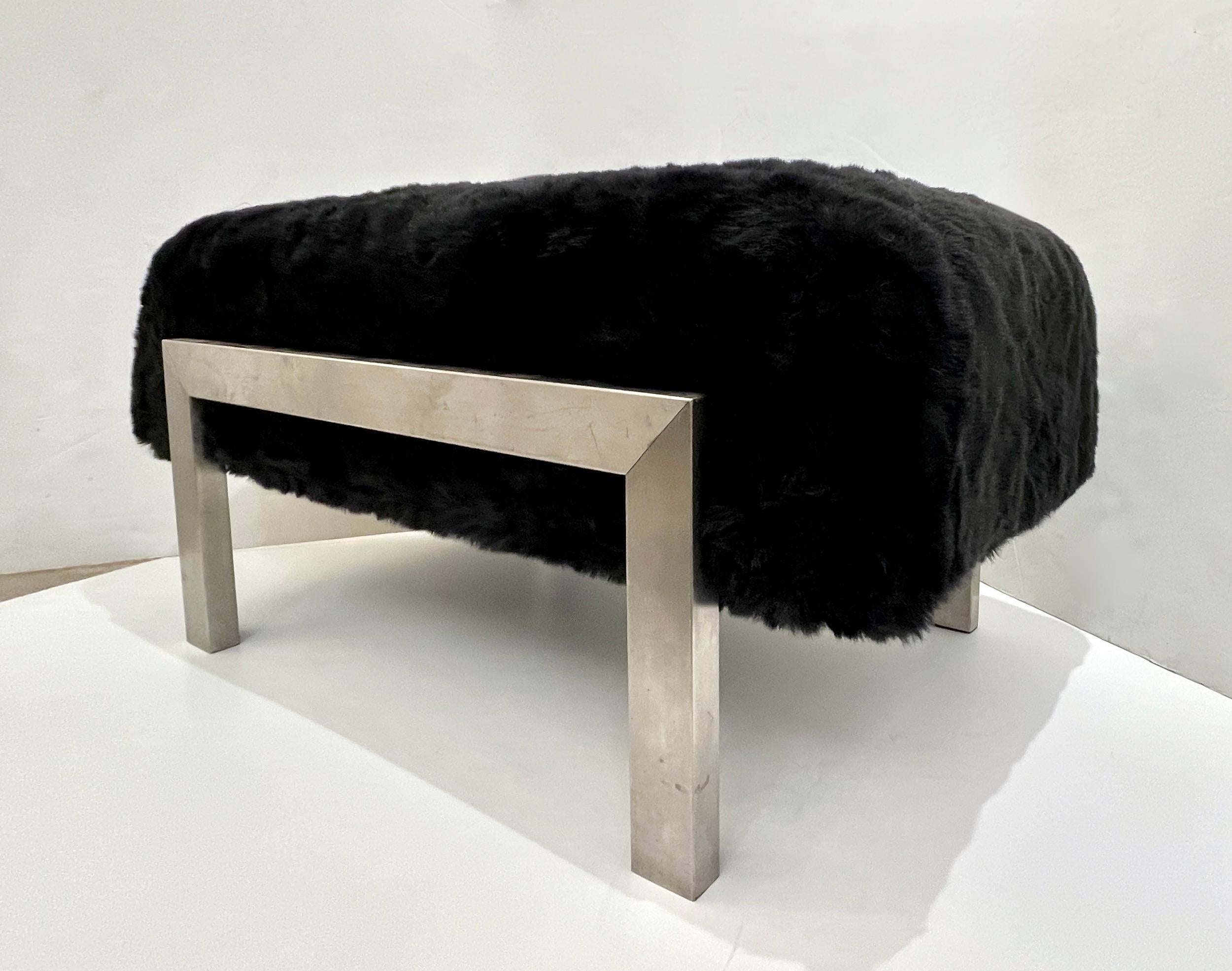 Mid-Century Modern 1970 Italian Vintage Black Faux Fur Steel Bed Stool Bench - 1 Pair disponible en vente