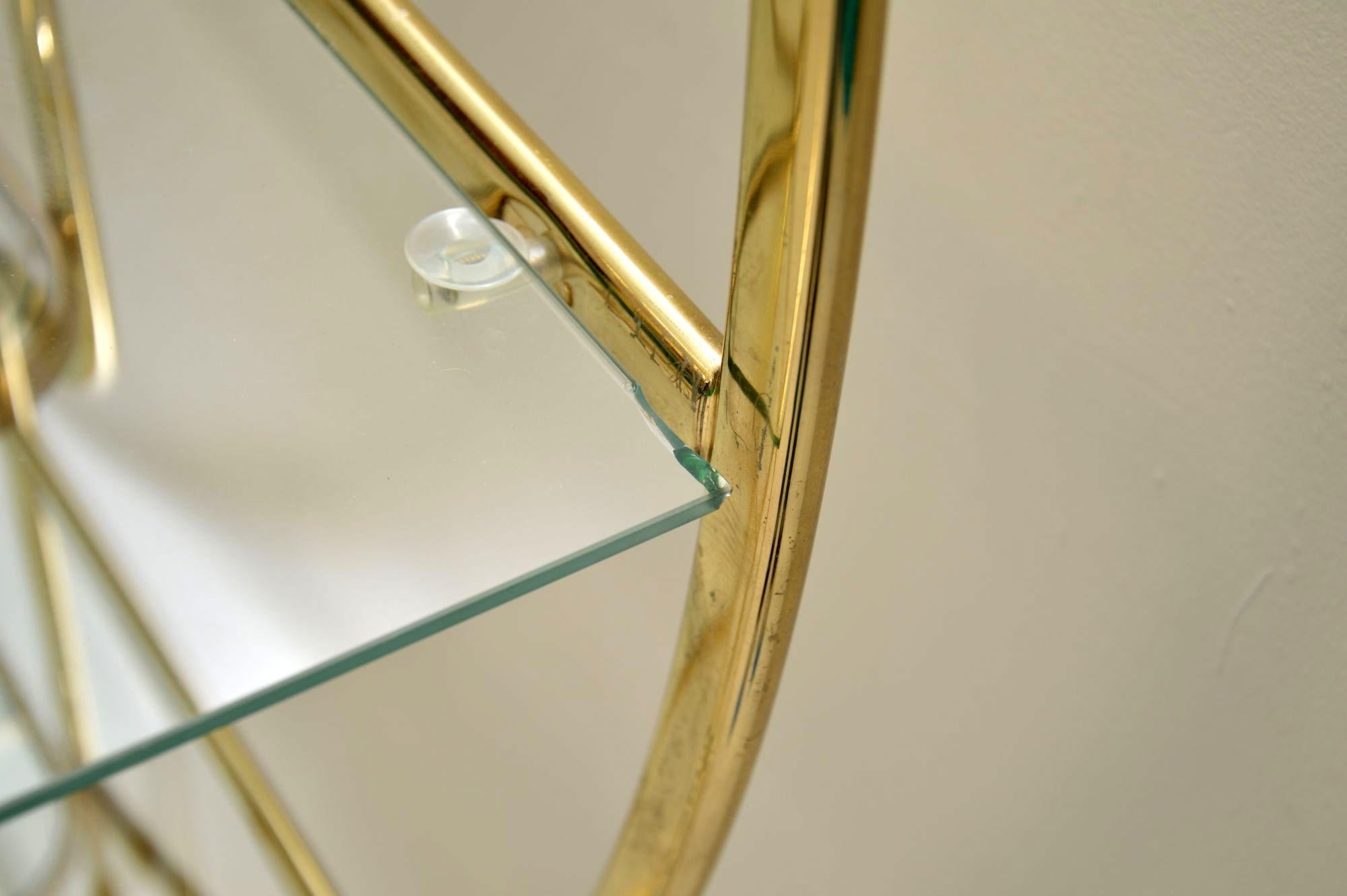 1970s Italian Vintage Brass and Glass Display Cabinet or Bookcase im Zustand „Gut“ in London, GB