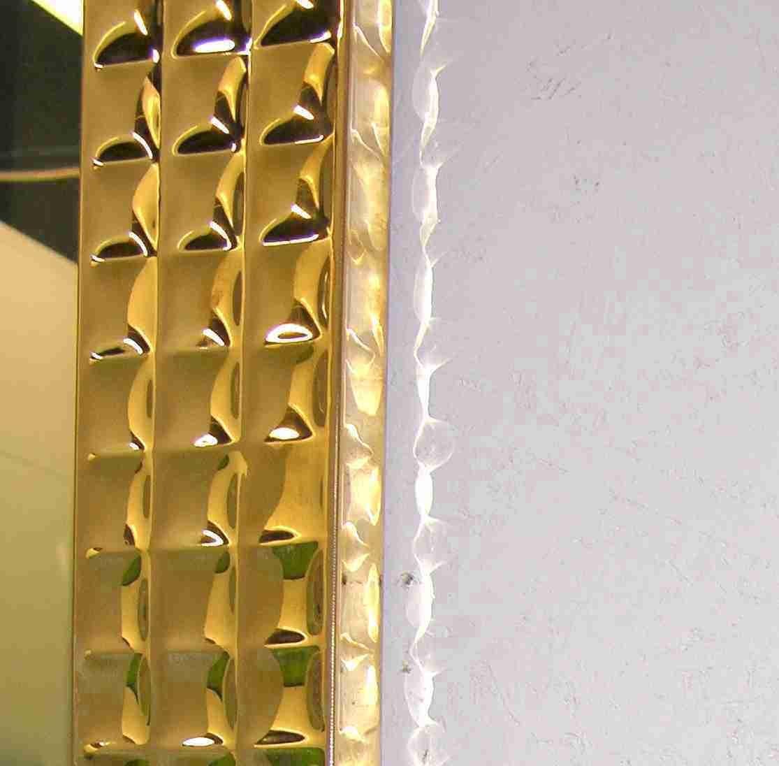 Espejos italianos artesanales de latón con detalles dorados tipo joya, años 70 en venta 4