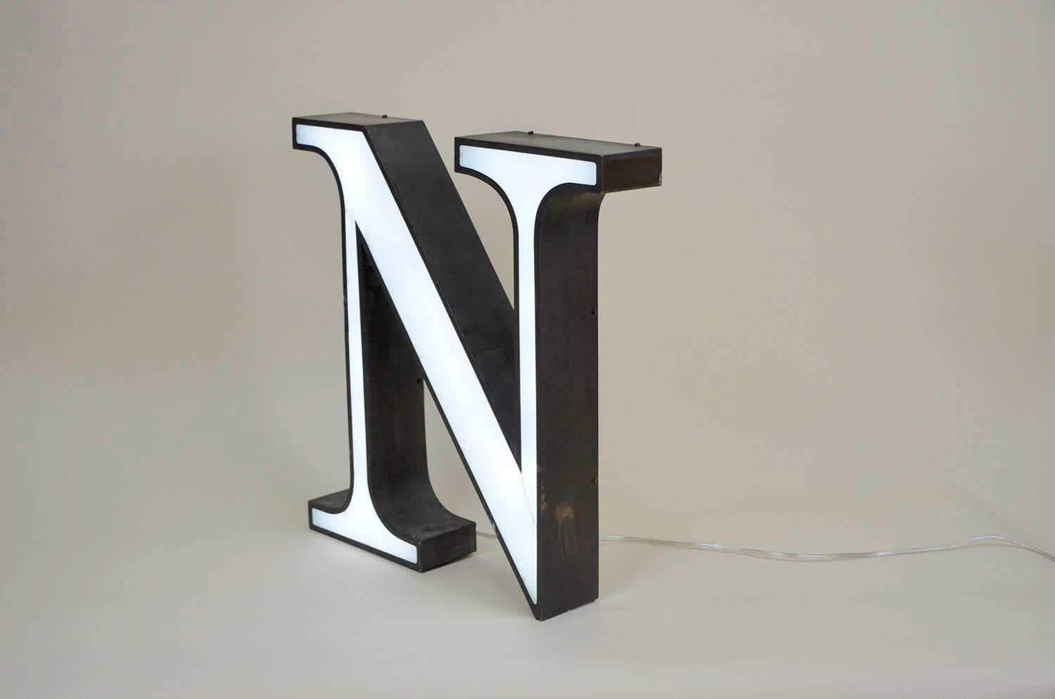1970s Italian Vintage Light Letter N in White and Metal Profile In Fair Condition In Milan, IT