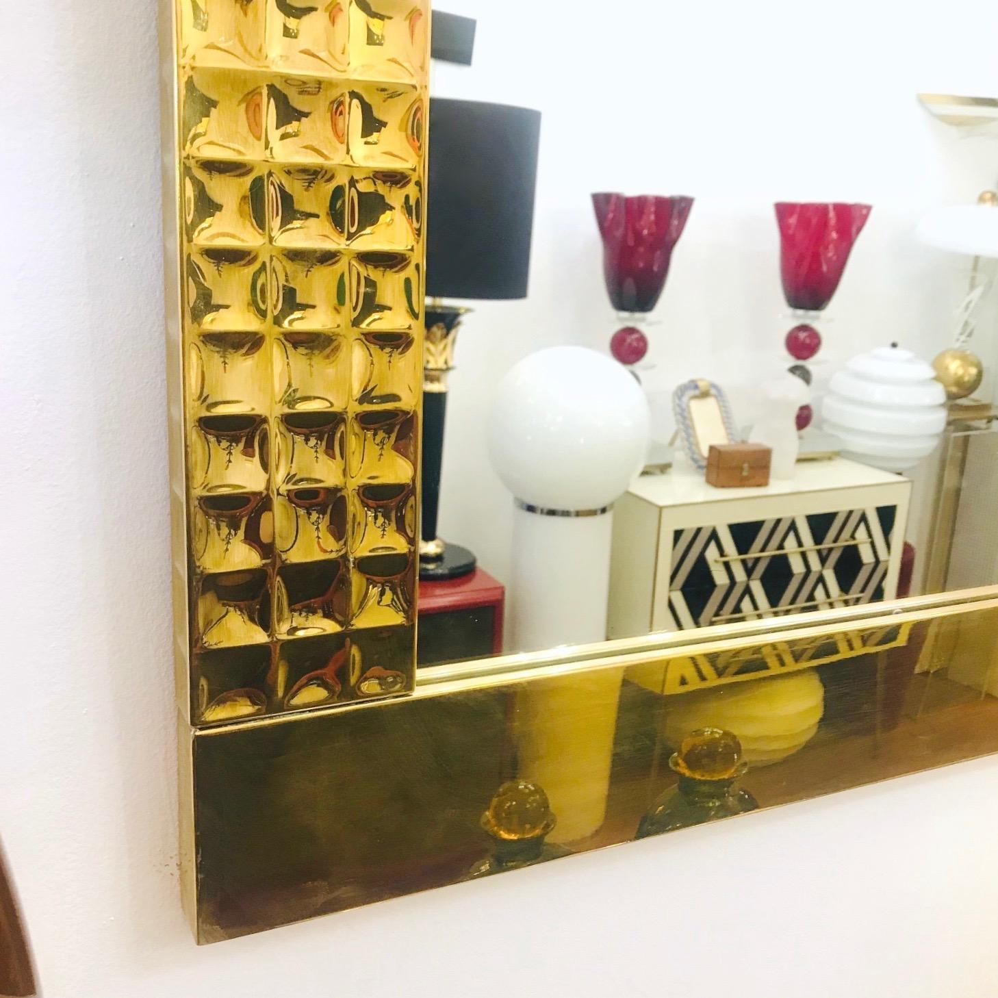 Par de Espejos de Latón Artesanales Italianos Vintage de los Años 70 con Detalle de Joya Dorada en Bueno estado para la venta en New York, NY
