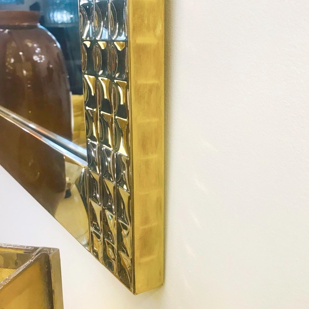 Par de Espejos de Latón Artesanales Italianos Vintage de los Años 70 con Detalle de Joya Dorada finales del siglo XX en venta