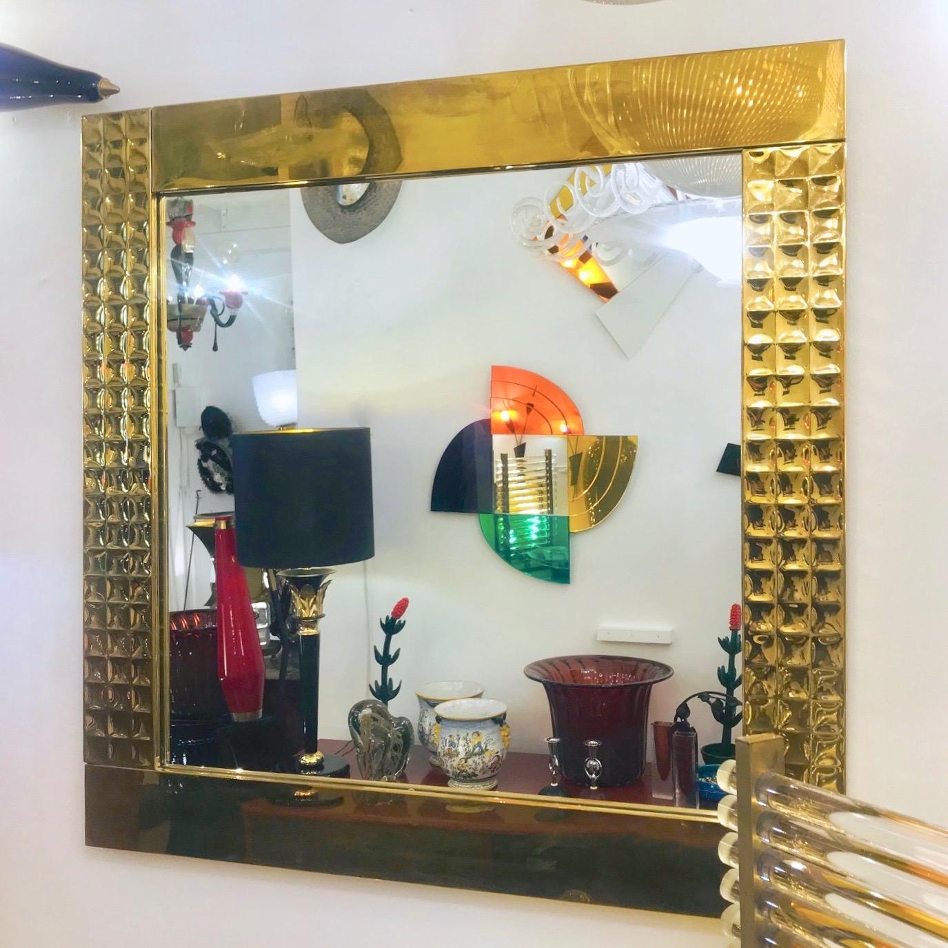 Par de Espejos de Latón Artesanales Italianos Vintage de los Años 70 con Detalle de Joya Dorada en venta 2