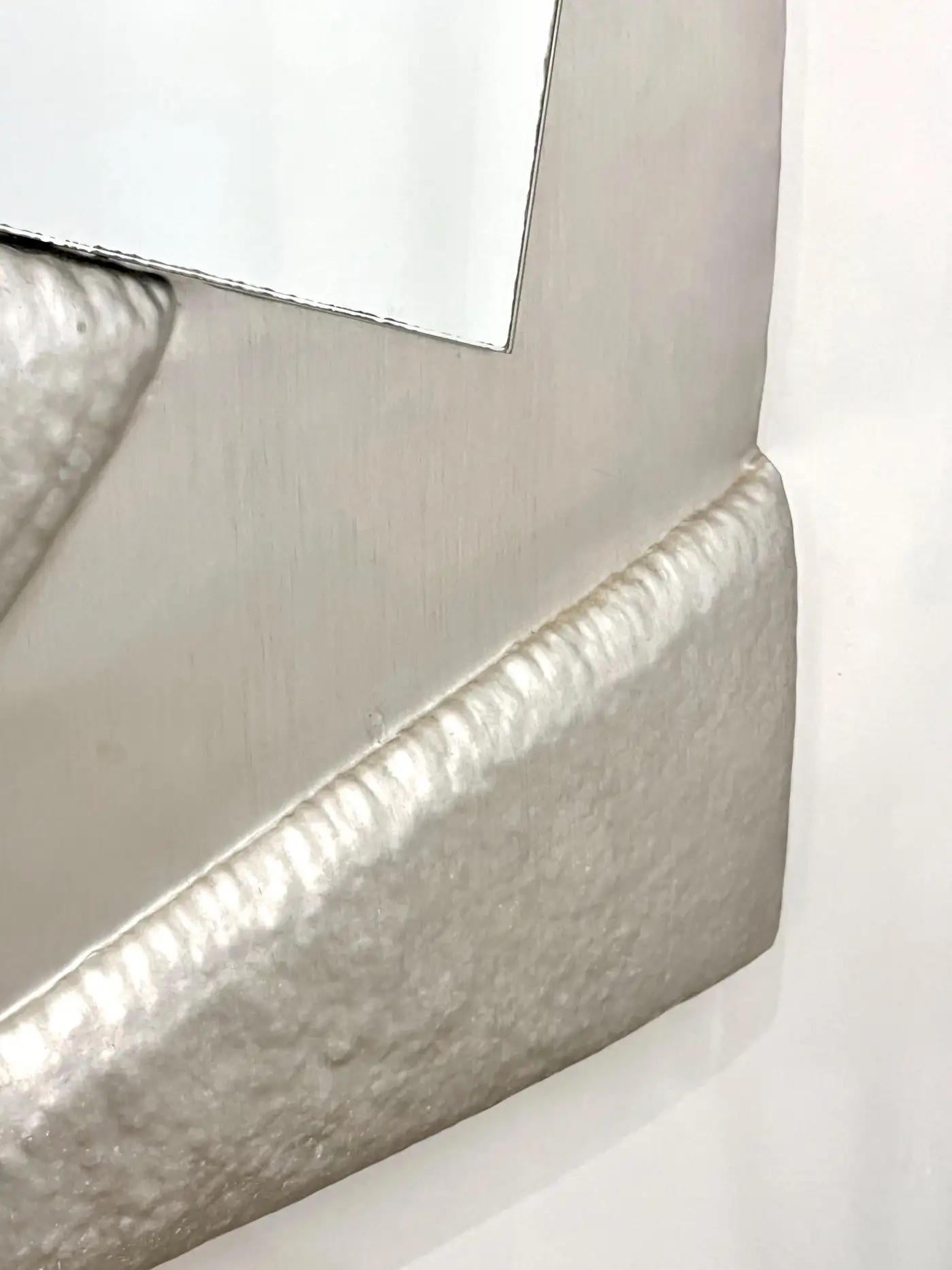 Specchio a figura intera in alluminio Vintage By Design Modern, anni '70. In condizioni ottime in vendita a New York, NY