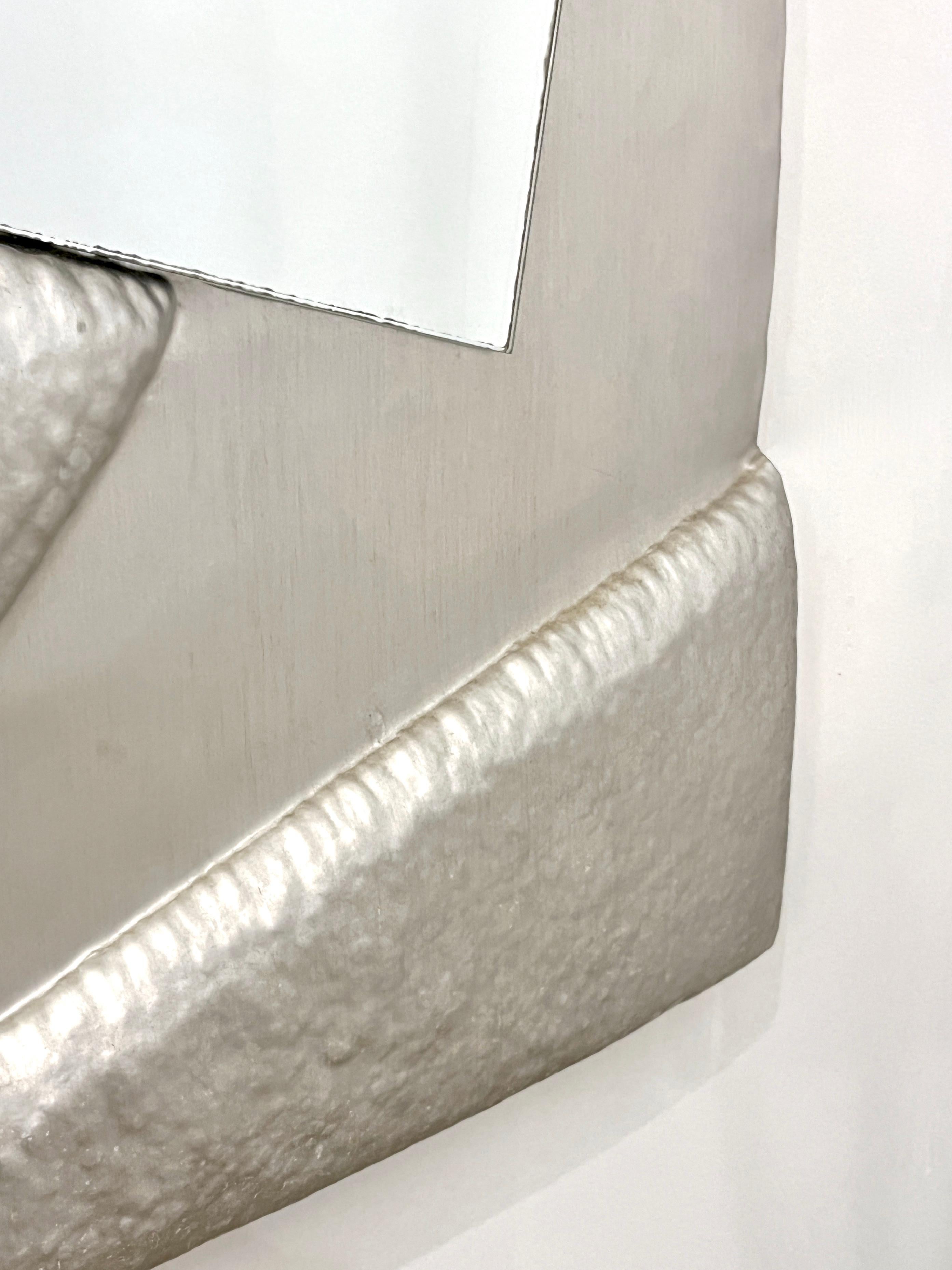 Specchio a figura intera in alluminio Vintage By Design Modern, anni '70. In condizioni ottime in vendita a New York, NY