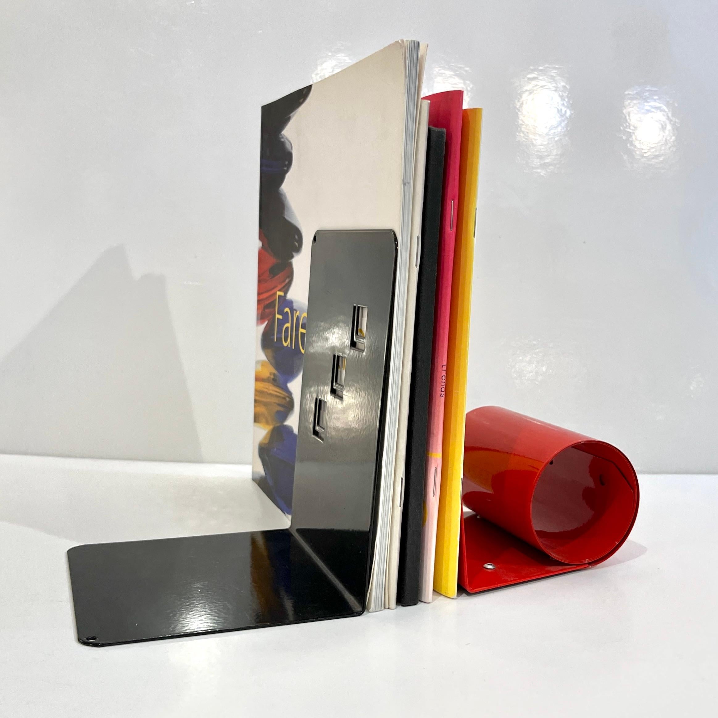 1970s Italian Vintage Red & Black Lacquered Metal Post-Modern Geometric Bookends For Sale 6