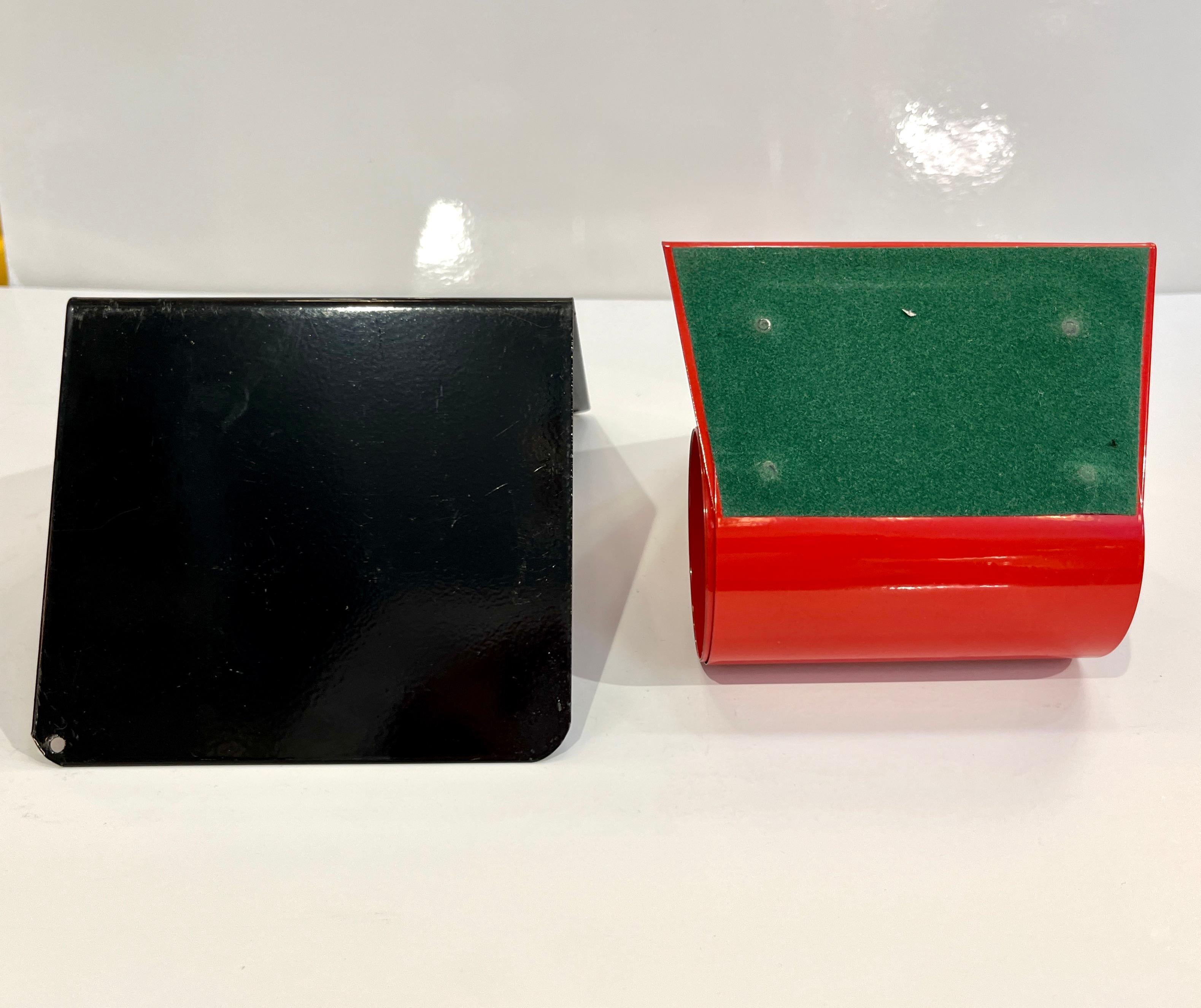 1970 Italian Vintage Red & Black Lacquered Metal Post-Modern Geometric Bookends (Serre-livres géométriques en métal laqué rouge et noir) en vente 5