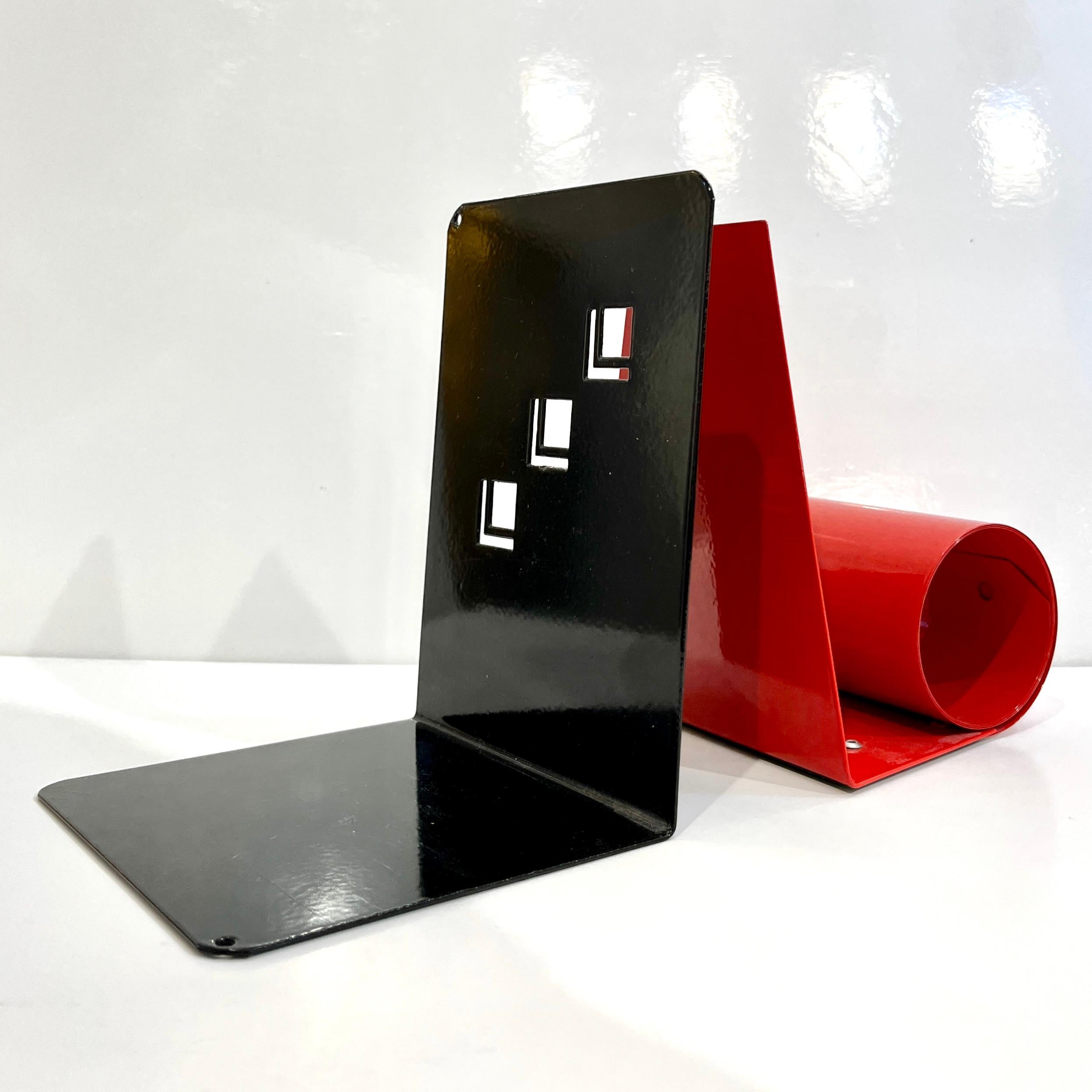 Hand-Crafted 1970s Italian Vintage Red & Black Lacquered Metal Post-Modern Geometric Bookends For Sale