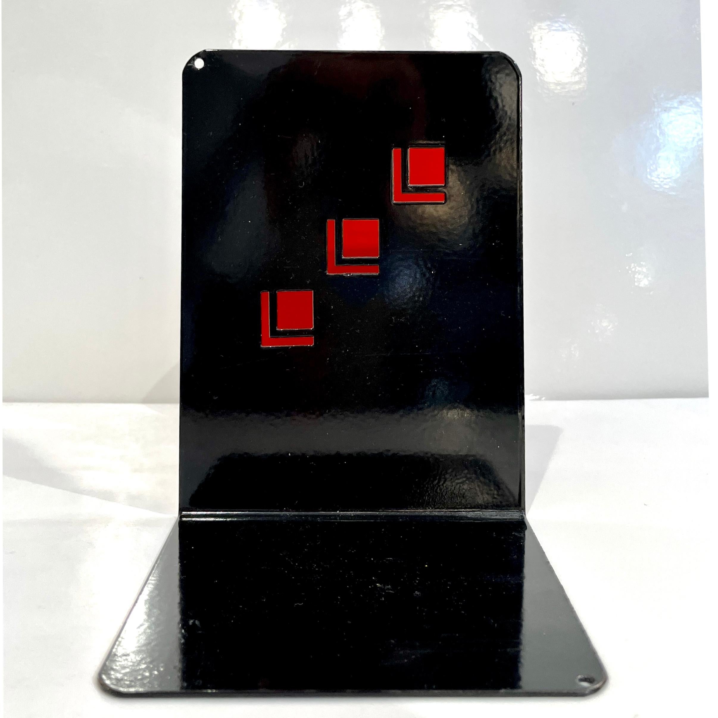 Fait main 1970 Italian Vintage Red & Black Lacquered Metal Post-Modern Geometric Bookends (Serre-livres géométriques en métal laqué rouge et noir) en vente