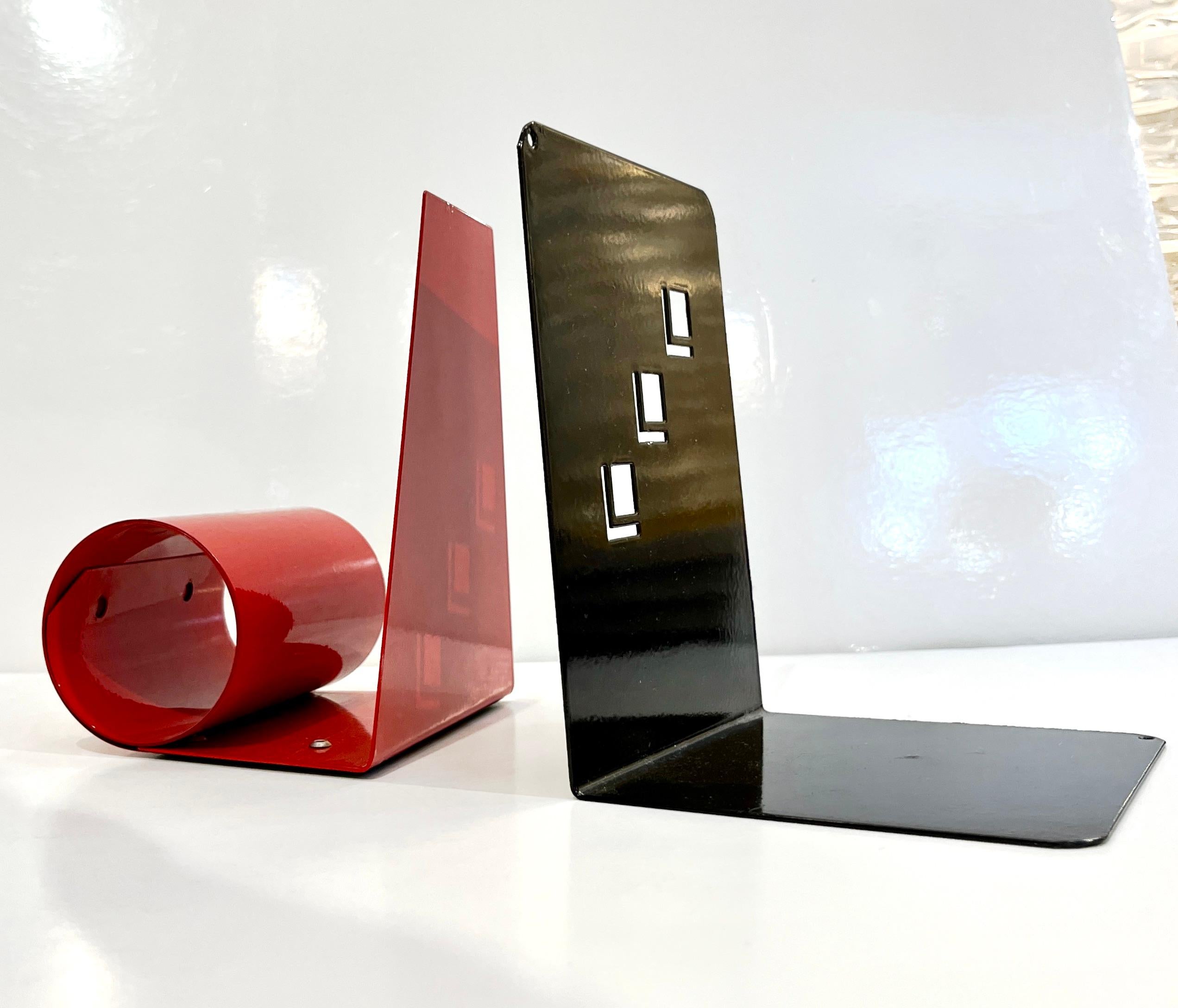 Late 20th Century 1970s Italian Vintage Red & Black Lacquered Metal Post-Modern Geometric Bookends For Sale