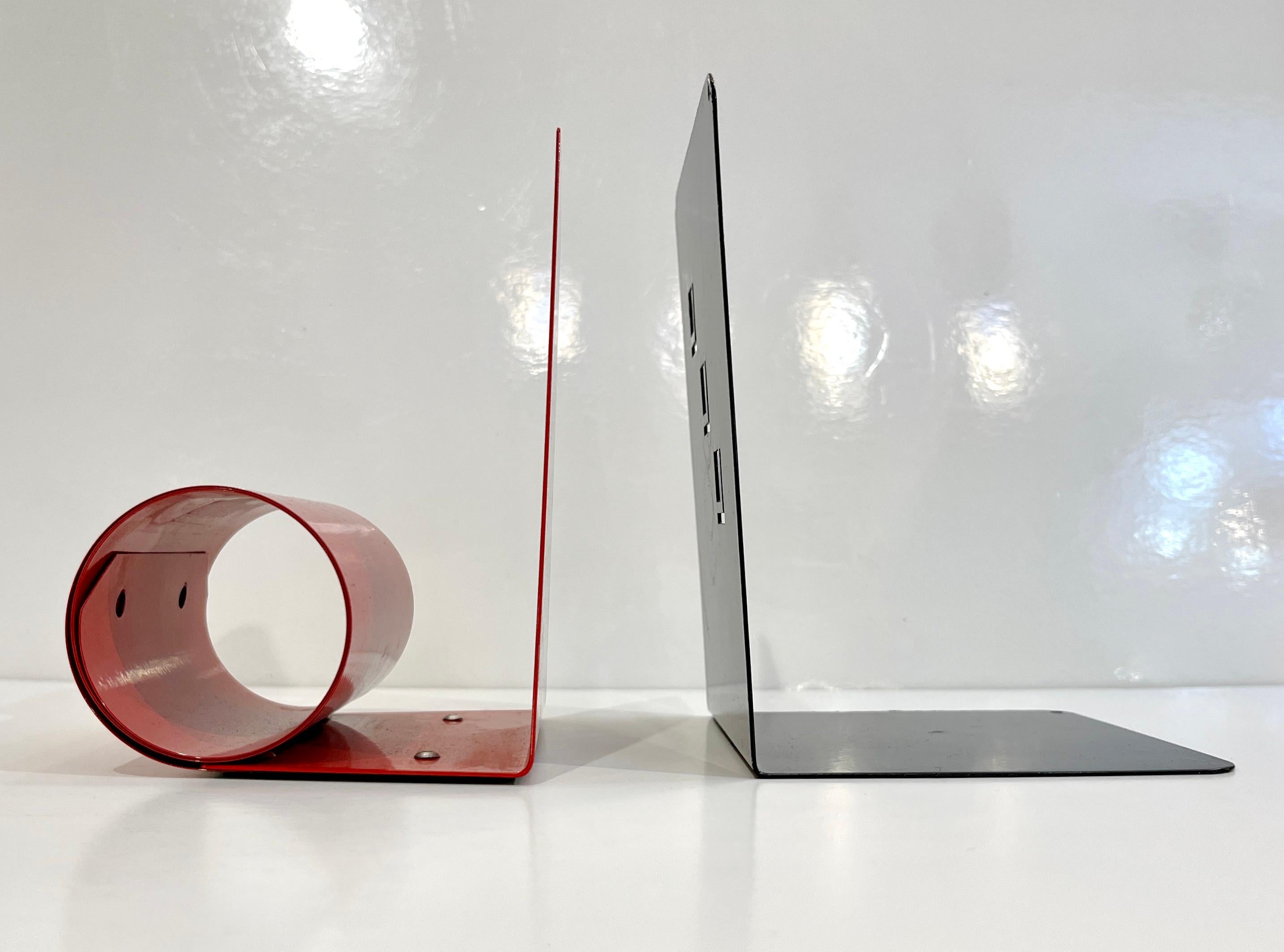 1970s Italian Vintage Red & Black Lacquered Metal Post-Modern Geometric Bookends For Sale 1