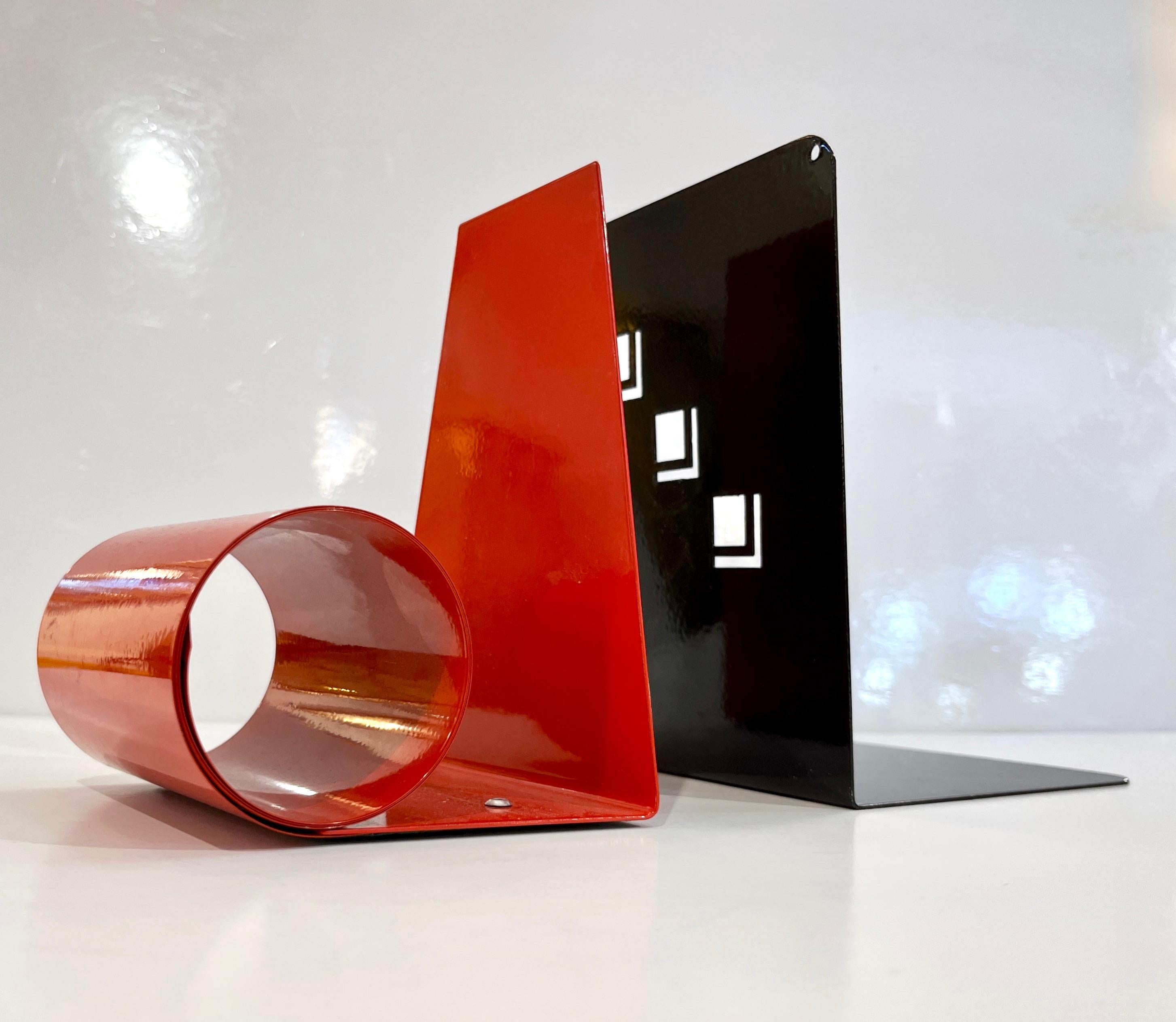 1970s Italian Vintage Red & Black Lacquered Metal Post-Modern Geometric Bookends For Sale 2