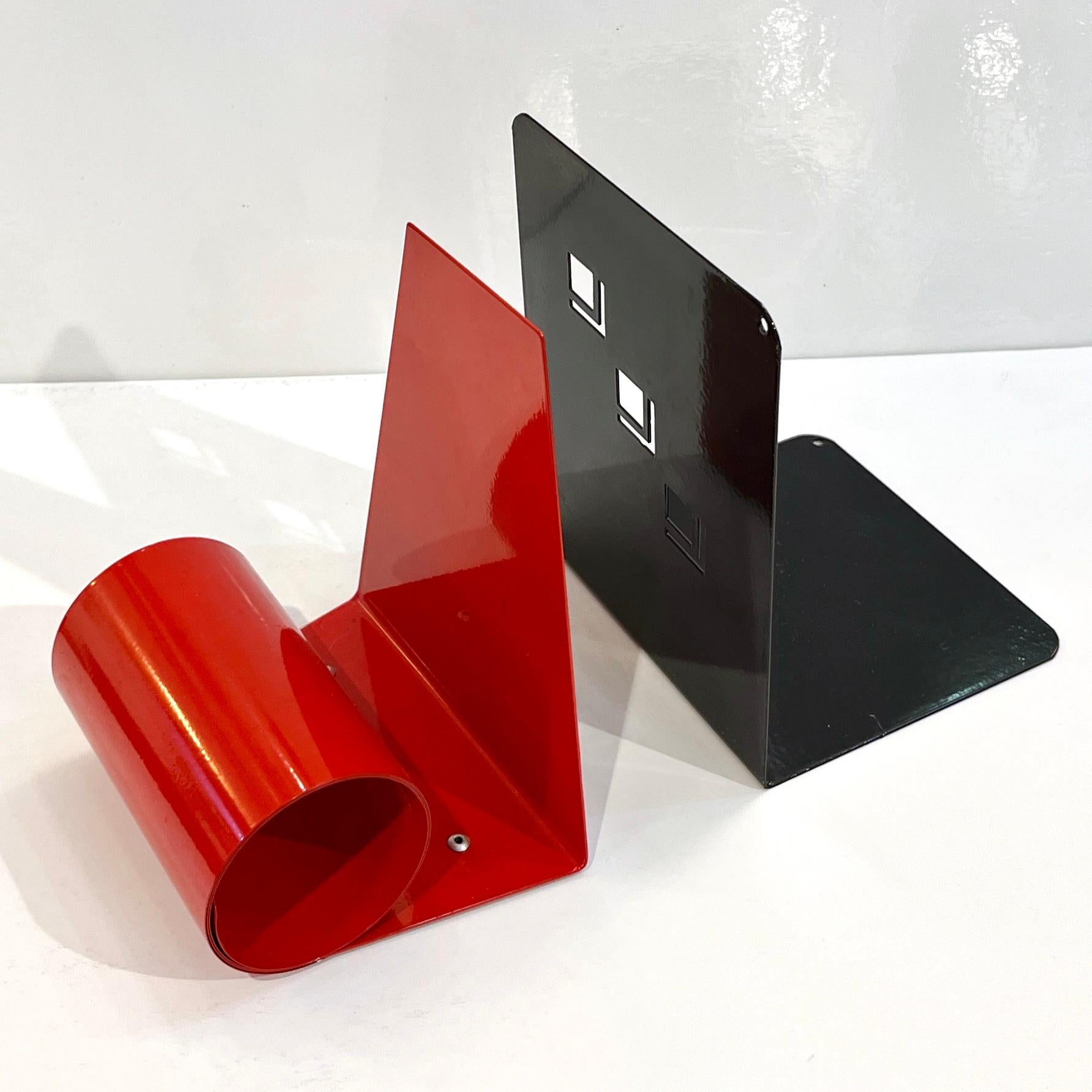 1970s Italian Vintage Red & Black Lacquered Metal Post-Modern Geometric Bookends For Sale 3