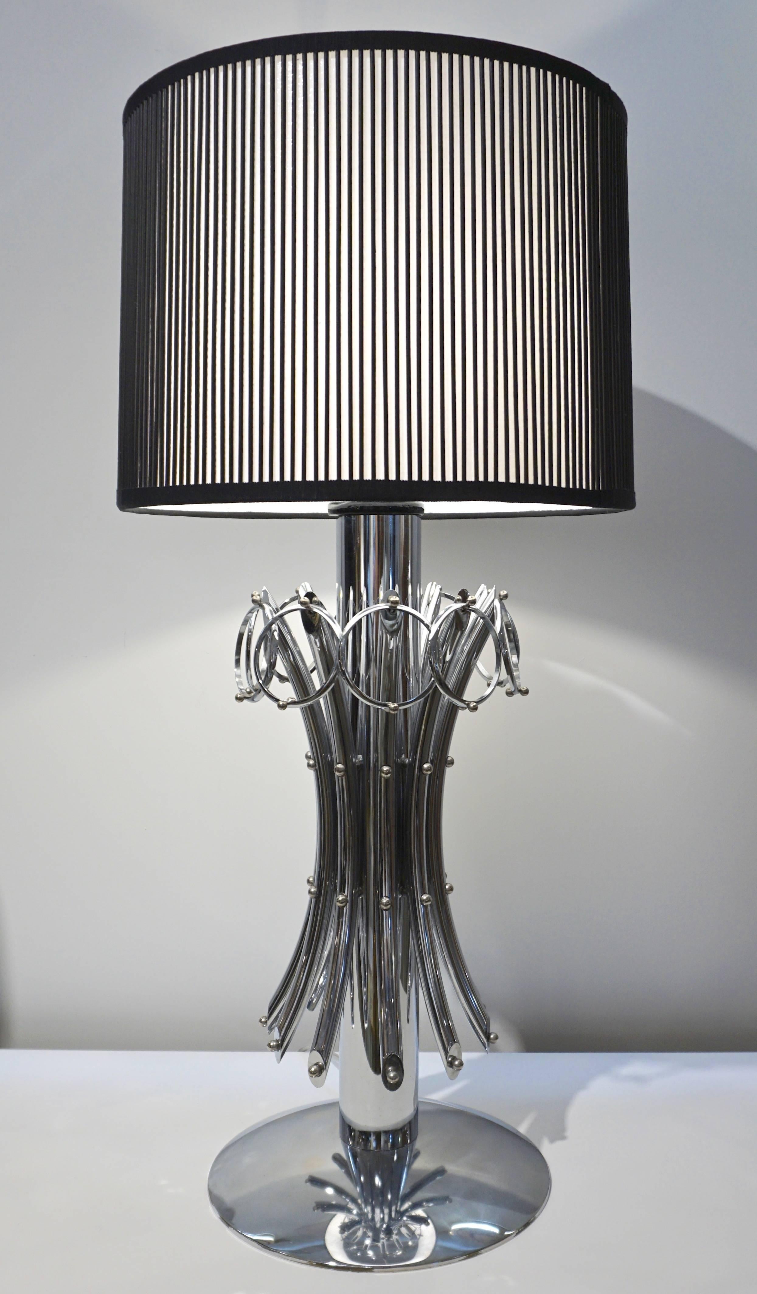 1970s-Lampen – im Viererset erhältlich Diese seltenen italienischen Vintage-Lampen in ausgezeichnetem Zustand sind ein Statement. Das organische Design ist äußerst interessant: Ausladende bogenförmige Stäbe sind mit hängenden Kreisen verziert und um