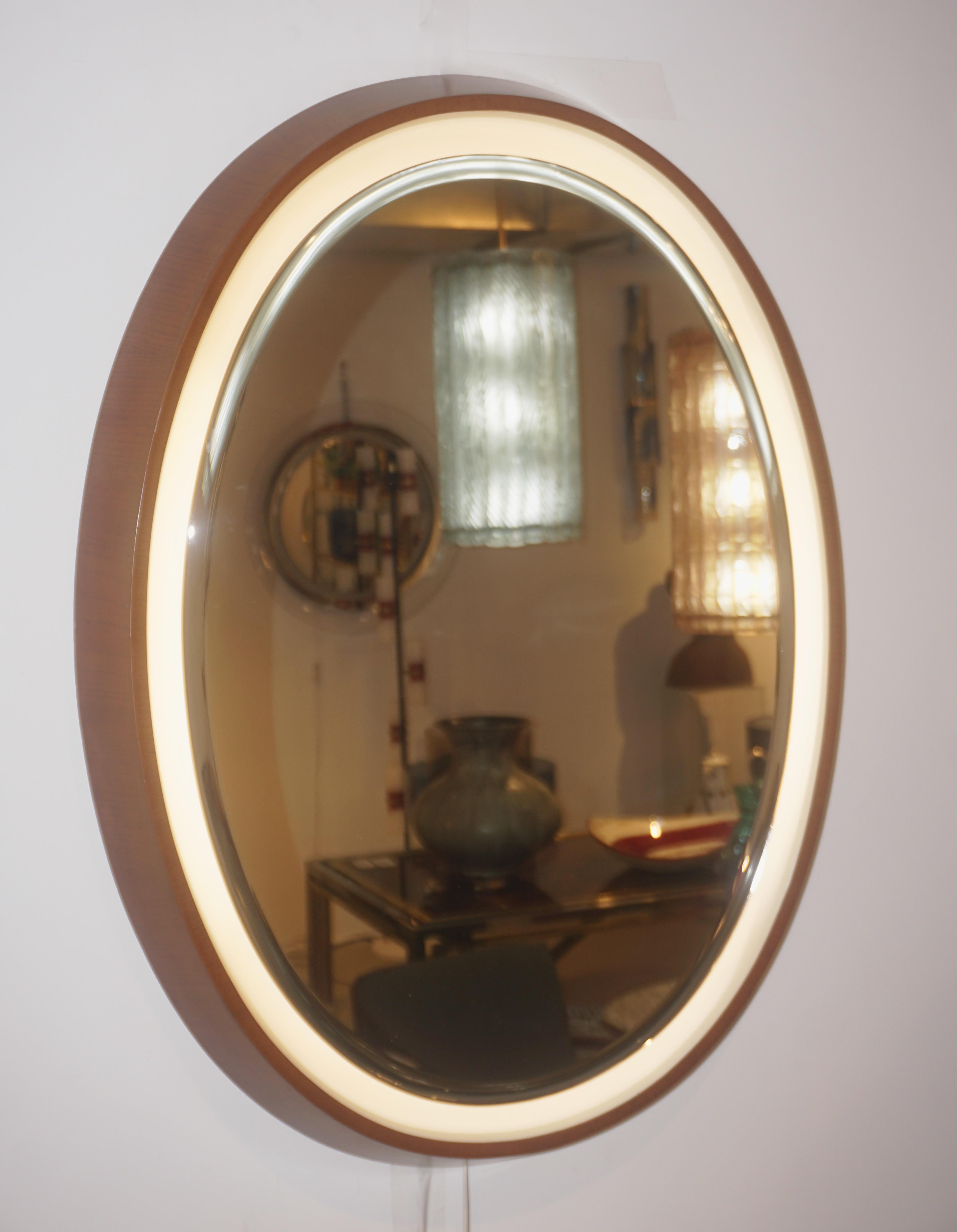 1970s Italian Vintage White Framed Cherry Wood Back Lit Oval Mirror In Good Condition In New York, NY